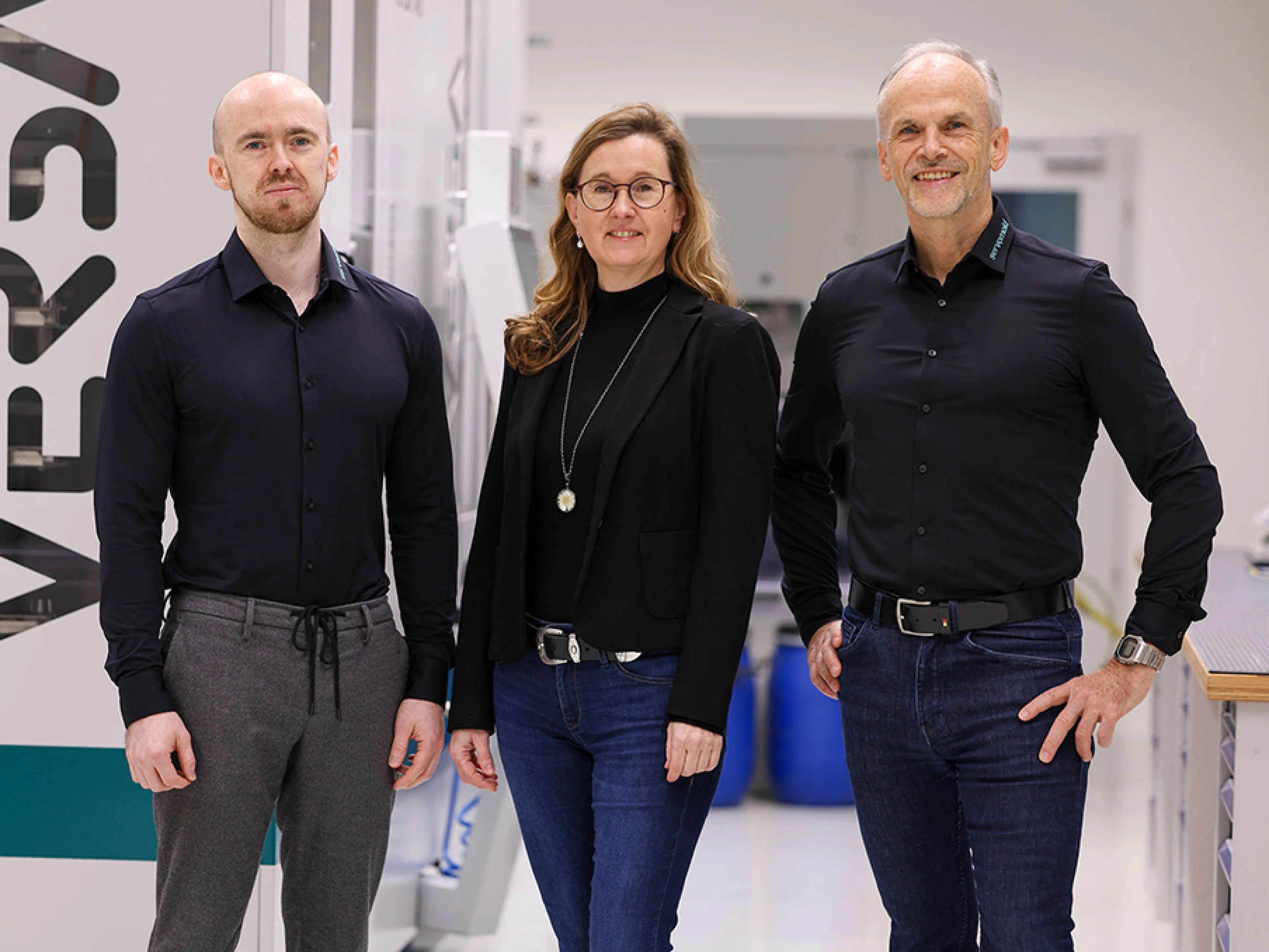 v.l.n.r.: Zwei Generationen mit Gespür für die Zukunft des Werkzeugbaus: Lucas, Bianca und Thomas Meister, vor der neu installierten 5-Achs- Präzisionsfräsmaschine von Servomold in der vollklimatisierten Fertigungszelle
