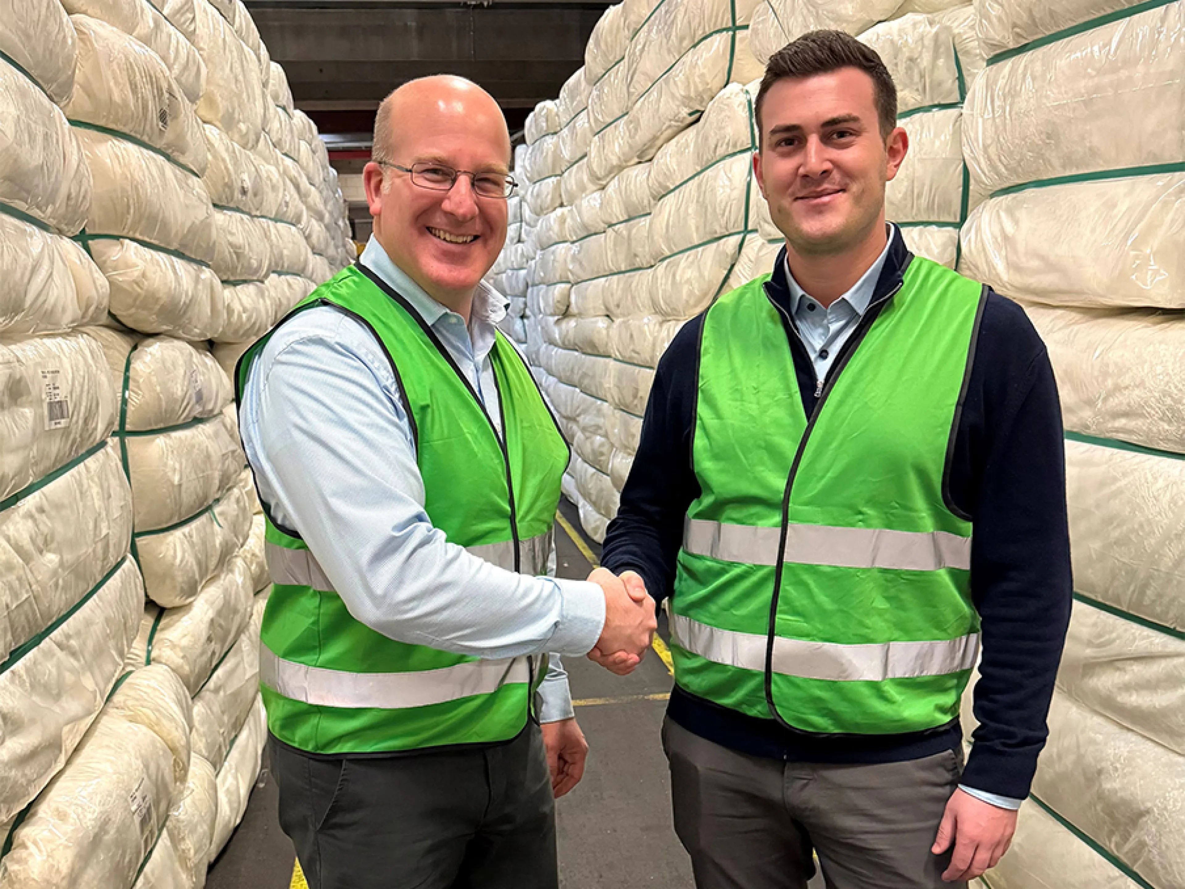 Jörn Bahr, links, Geschäftsführer Polymer Solutions, und Louis Krall, Prokurist von Polymer Solutions und Krall Kunststoff-Recycling, im Wareneingang