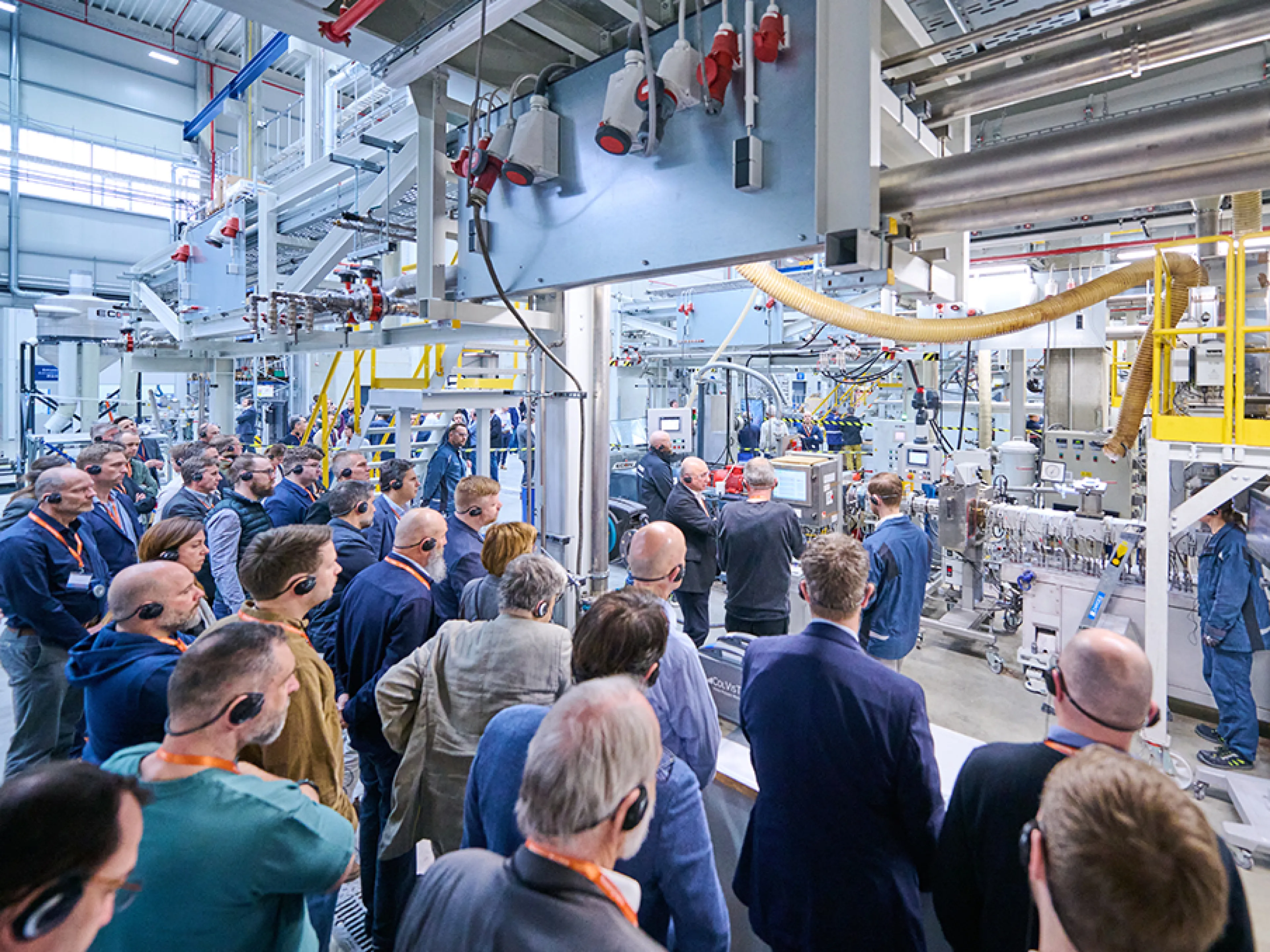 Für großes Interesse sorgte das neue Maschinenkonzept für das kontrollierte Upcycling von Post-Consumer-Kunststoffabfällen zu hochwertigen Automotive-Compounds, Bild: Krauss-Maffei Für großes Interesse sorgte das neue Maschinenkonzept von Krauss-Maffei für das kontrollierte Upcycling von Post-Consumer-Kunststoffabfällen zu hochwertigen Automotive-Compounds