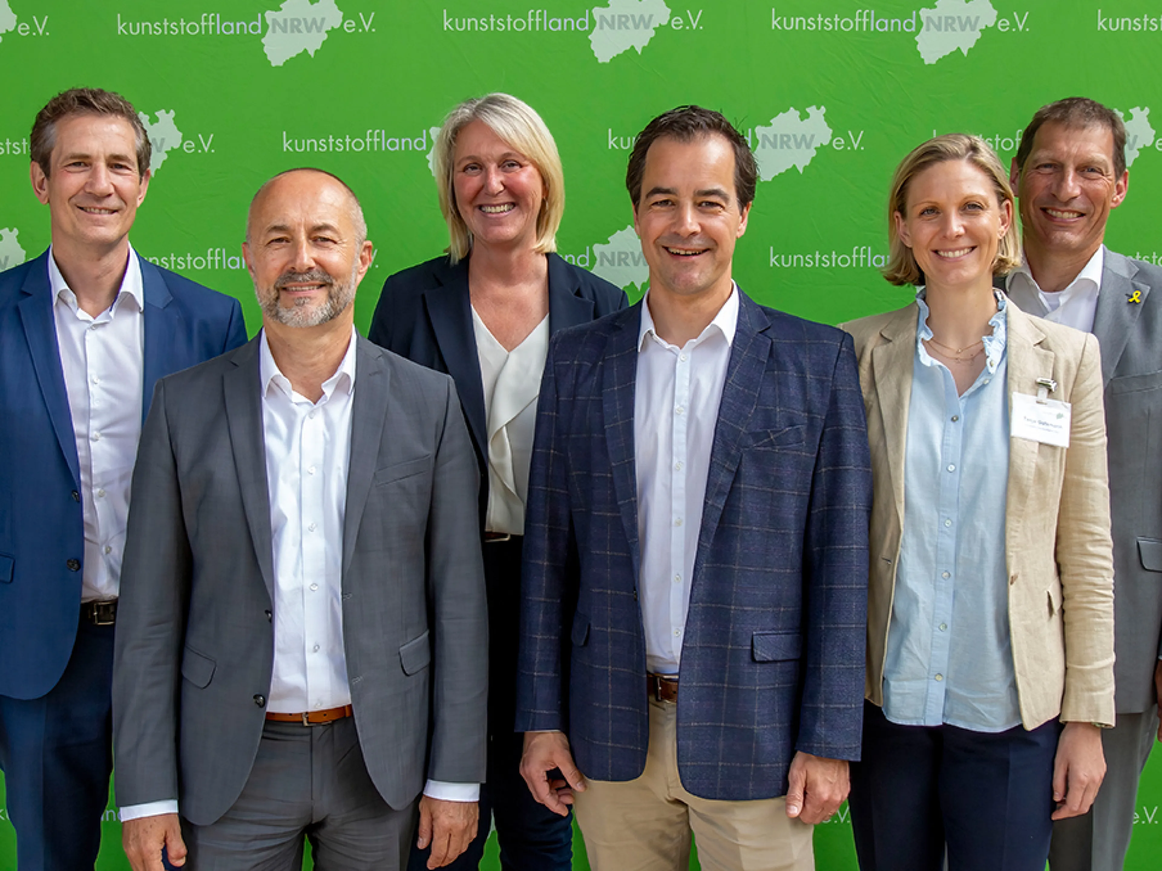 Der aktuelle Vorstand und Geschäftsführung Kunststoffland NRW: v.l.n.r.: Dr. Patrick Glöckner (Evonik), Dr. Jörg Ulrich Zilles (Quarzwerke), Frauke Hoffmann (Hoffmann + Voss), Prof. Dr. Ing. Reinhard Schiffers (Universität Duisburg-Essen), Tanja Gutsmann (Covestro), Dr. Ron Brinitzer (Kunststoffland NRW)