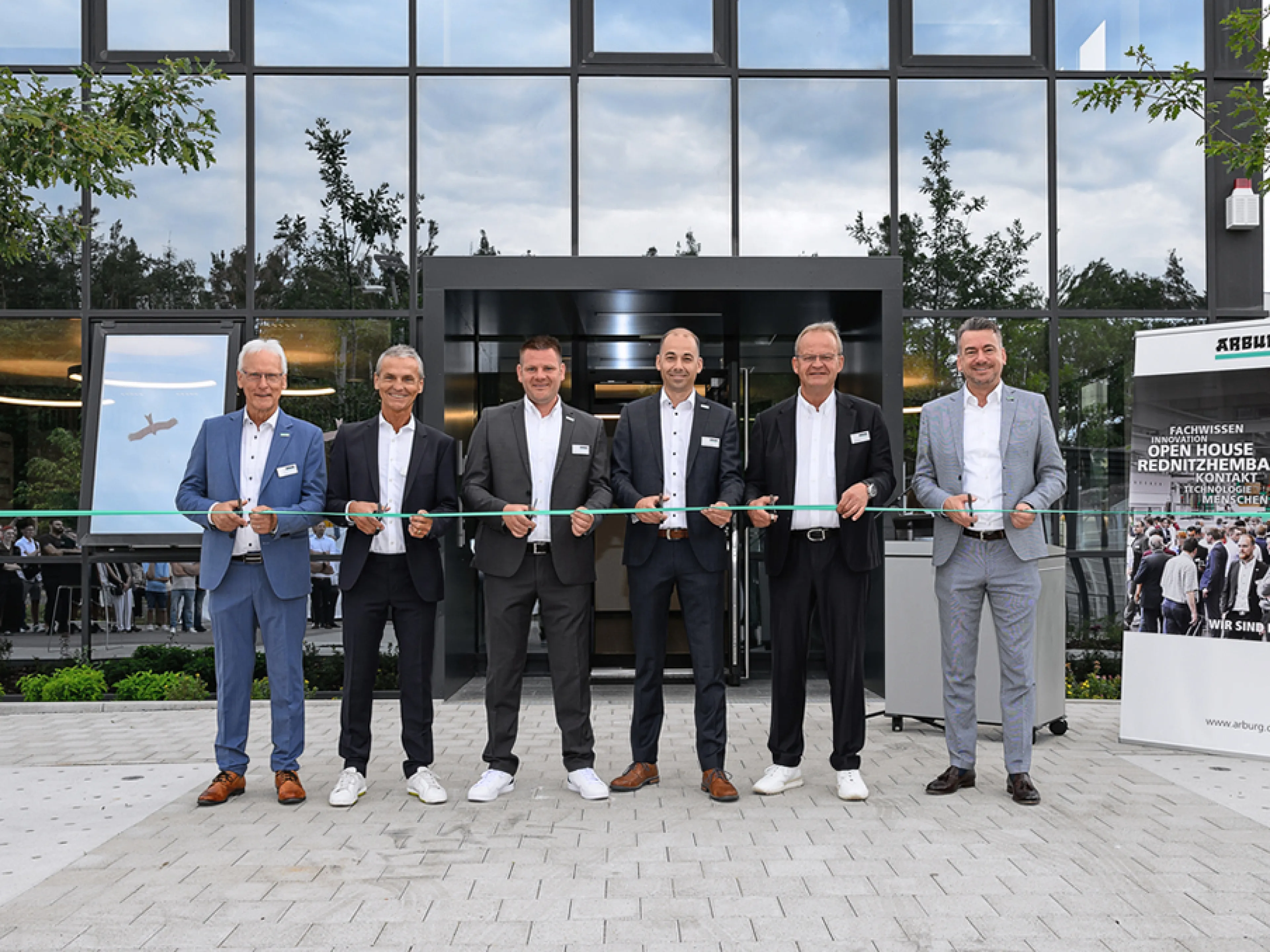 Wiedereröffnung des ATC Rednitzhembach (v.r.): Arburg-Geschäftsführer Tobias Baur, geschäftsführender Arburg-Gesellschafter Michael Hehl, ATC-Leiter Johannes Herbst, Florian Schmitz, Abteilungsleiter Arburg-Gebäudetechnik, Arburg-Architekt Dieter Novotny und Bernd Schmid, Arburg-Abteilungsleiter Vertrieb Außendienst Deutschland, Bild: _Arburg / Matthias Merz Wiedereröffnung des ATC Rednitzhembach (v.r.): Arburg-Geschäftsführer Tobias Baur, geschäftsführender Arburg-Gesellschafter Michael Hehl, ATC-Leiter Johannes Herbst, Florian Schmitz, Abteilungsleiter Arburg-Gebäudetechnik, Arburg-Architekt Dieter Novotny und Bernd Schmid, Arburg-Abteilungsleiter Vertrieb Außendienst Deutschland