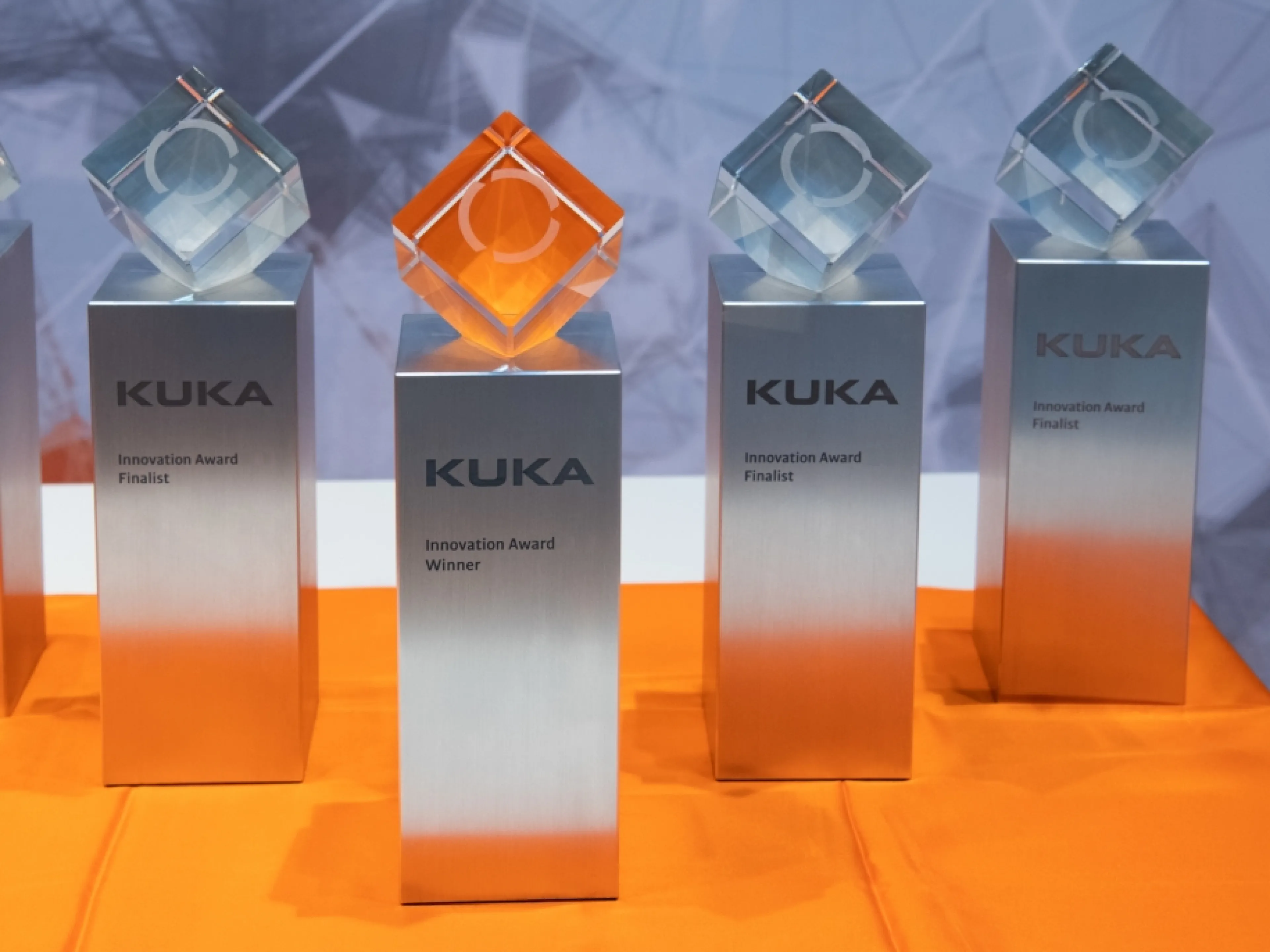 Die Finalisten bekommen für die Dauer des Wettbewerbs kostenlos einen Kuka Roboter sowie Erweiterungen zur Verfügung gestellt, Bild: Kuka