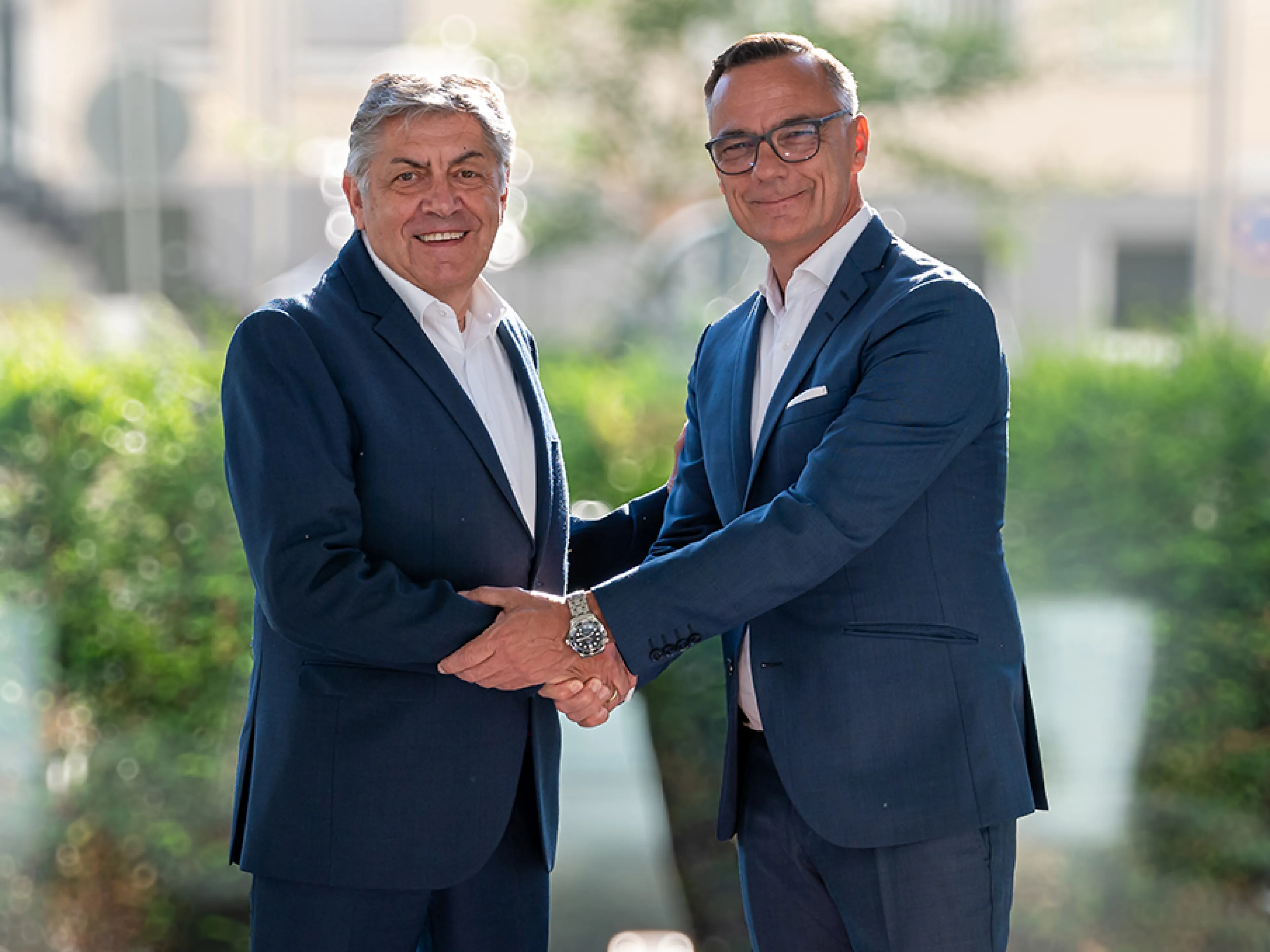 (v.l.n.r.) Dr. Armin Vogel übergibt an Stephan Sielaff, der den Geschäftsbereich Plastics ab dem 01. August 2025 als CEO SSI Schäfer Plastics leitet, Bild: SSI Schäfer Plastics (v.l.n.r.) Dr. Armin Vogel übergibt an Stephan Sielaff, der den Geschäftsbereich Plastics ab dem 01. August 2025 als CEO SSI Schäfer Plastics leitet
