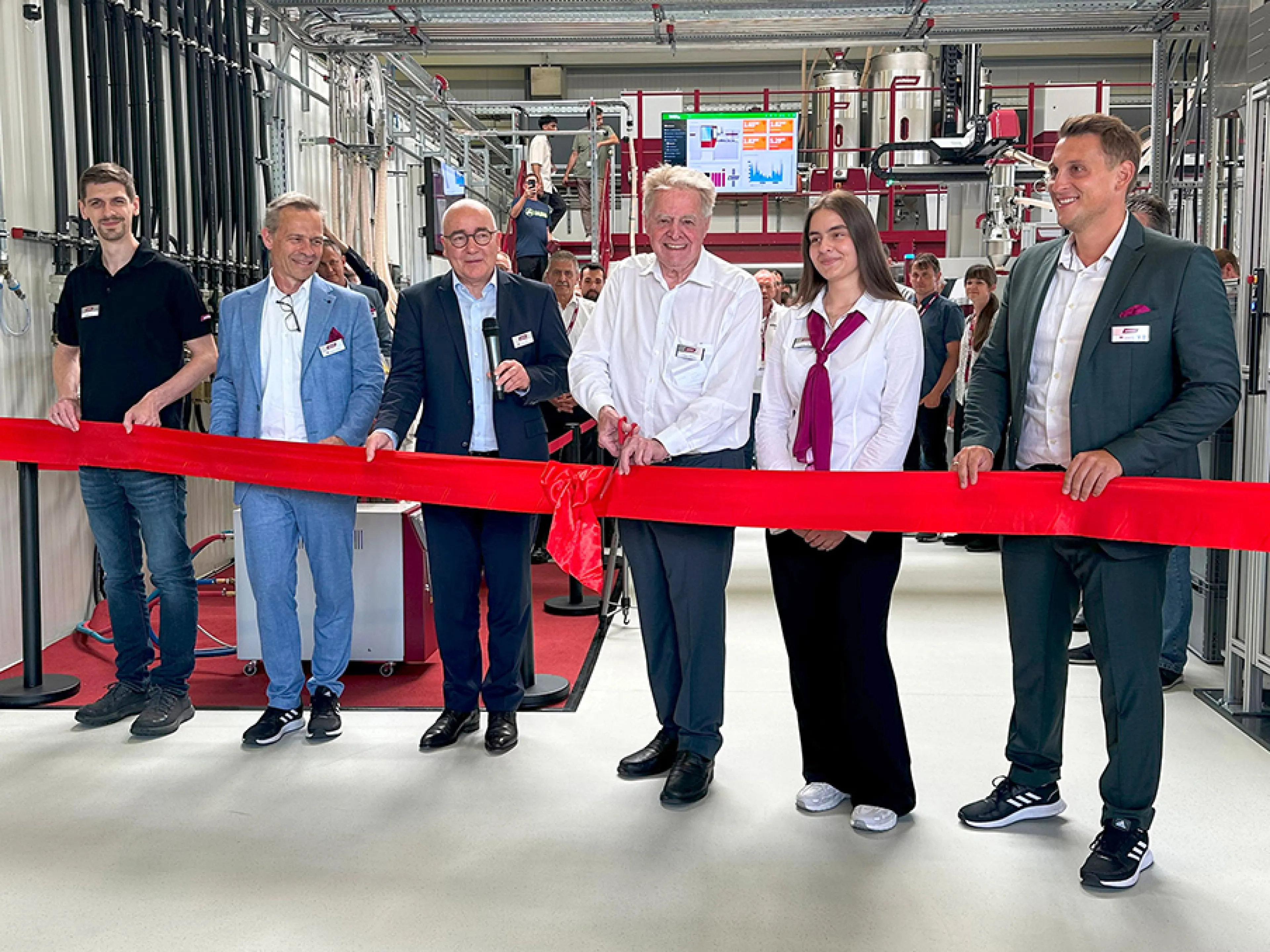 Dr. Werner Wittmann, Inhaber und Geschäftsführer Wittmann Gruppe, (Mitte r.) eröffnet gemeinsam mit Andreas Schramm, Geschäftsführer von Wittmann Battenfeld Deutschland, (Mitte l.), Alexander Paech, Vertriebsleiter Automation und Peripherie, (r.), Andreas Hollweg, Vertriebsleiter Spritzgießtechnik, (2.v.l.) sowie Nachwuchskräften das neue Kundentechnikum Nürnberg, Bild: Wittmann Dr. Werner Wittmann, Inhaber und Geschäftsführer Wittmann Gruppe, (Mitte r.) eröffnet gemeinsam mit Andreas Schramm, Geschäftsführer von Wittmann Battenfeld Deutschland, (Mitte l.), Alexander Paech, Vertriebsleiter Automation und Peripherie, (r.), Andreas Hollweg, Vertriebsleiter Spritzgießtechnik, (2.v.l.) sowie Nachwuchskräften das neue Kundentechnikum Nürnberg.