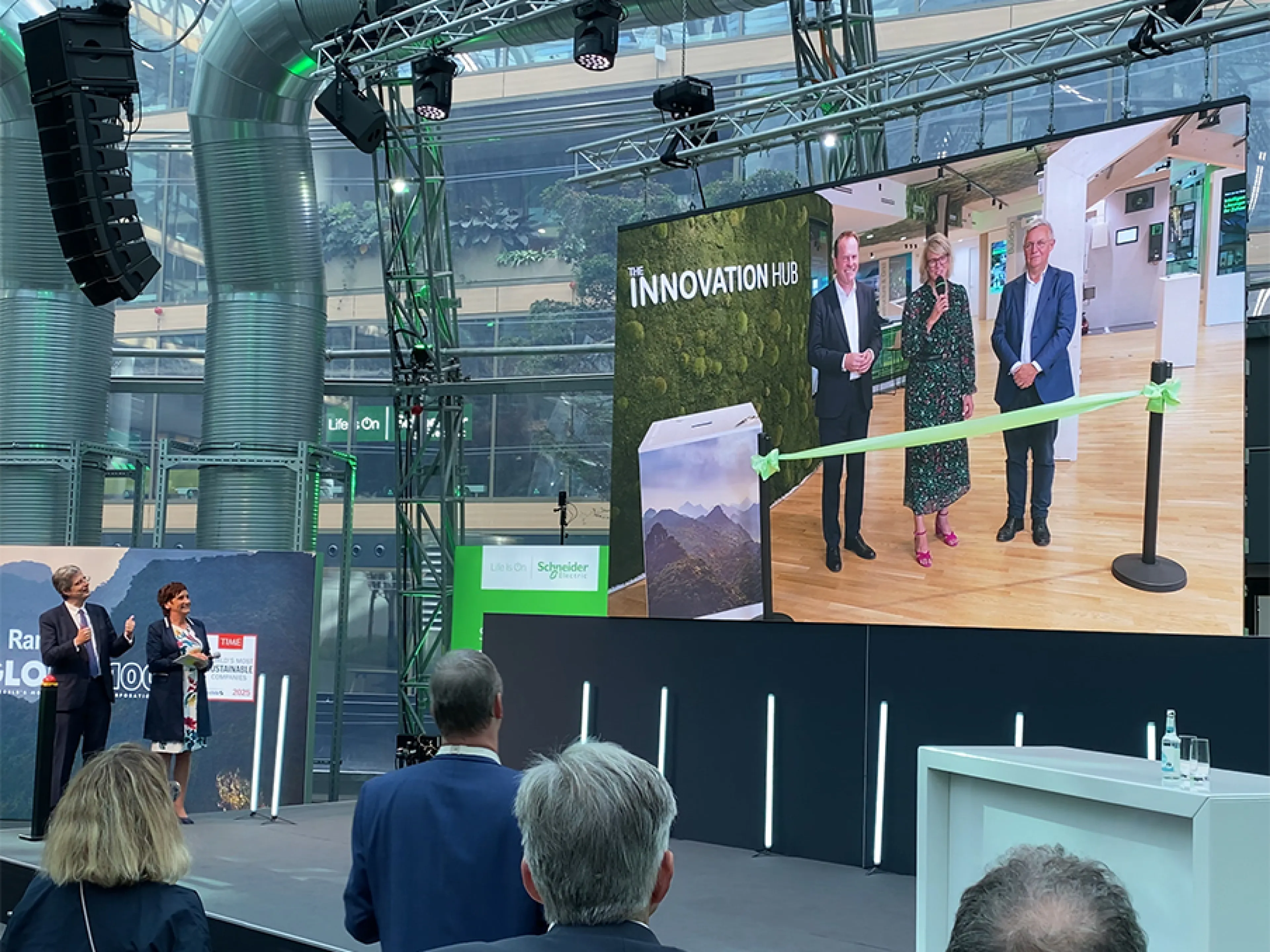 In Anwesenheit von Politik, Medienvertretern, Wissenschaft und Wirtschaft hat Schneider Electric den „Innovation Hub" auf dem Euref-Campus in Düsseldorf offiziell eröffnet