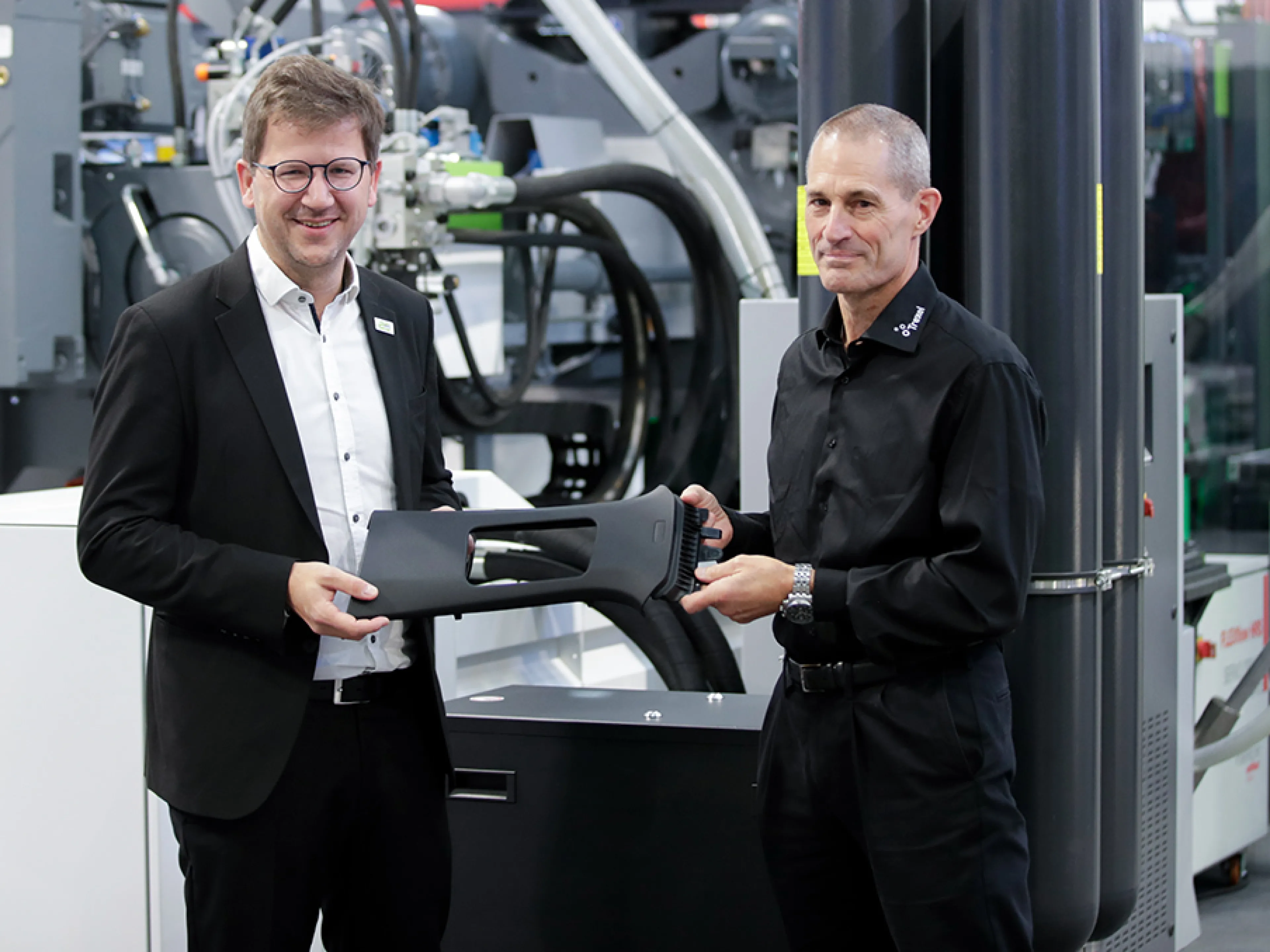 Johannes Kilian, Leiter der globalen Anwendungstechnik bei Engel und Levi Kishbaugh, President/CEO Trexel, auf der K-Messe