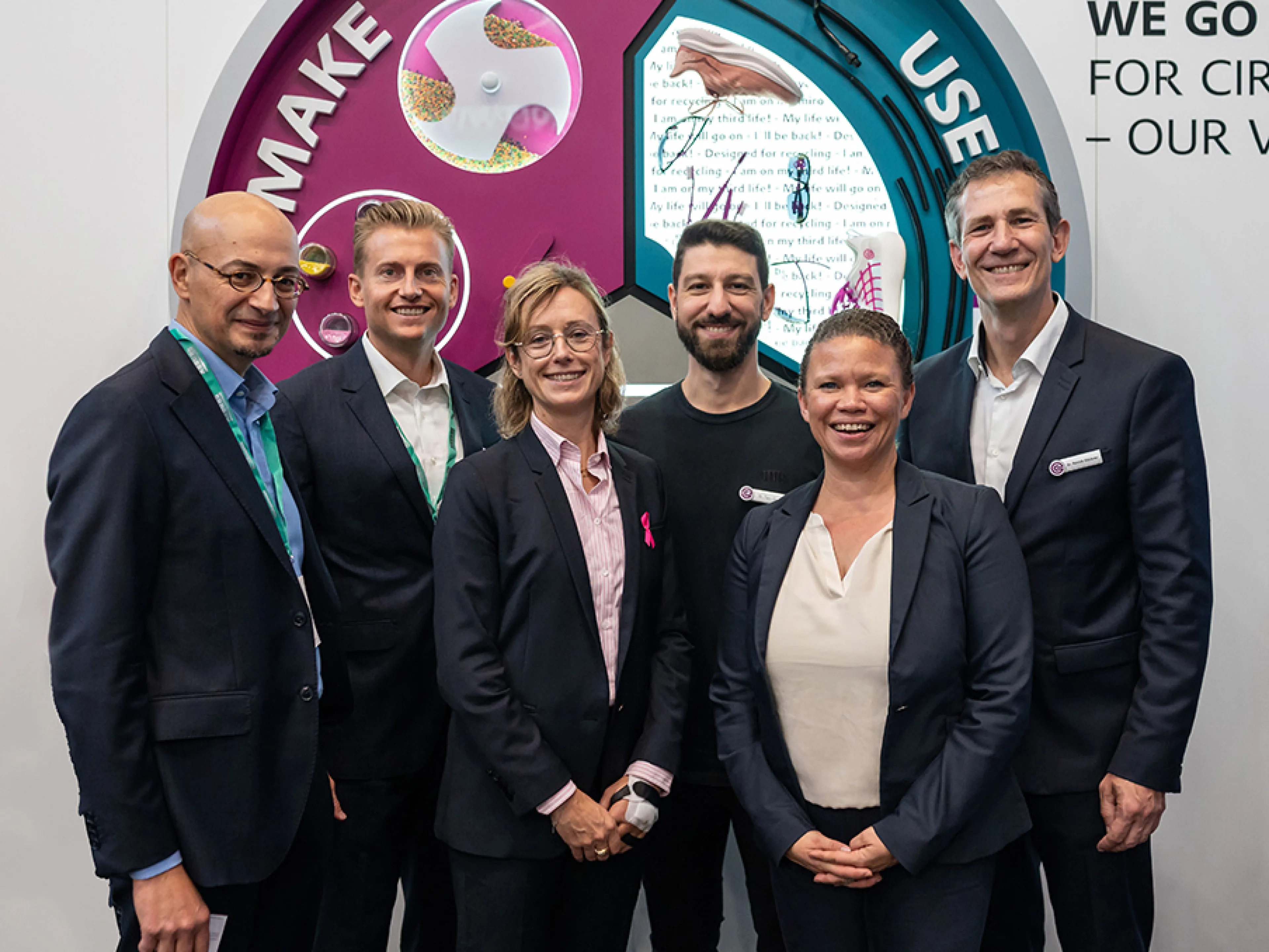 Gianluca Merola (Schneider Electric), Hendrik Rasch (Evonik), Delphine Largeteau (Schneider Electric), Alper Aksit (Evonik), Jessica Bethune (Schneider Electric) und Patrick Glöckner (Evonik) auf der K 2025.
