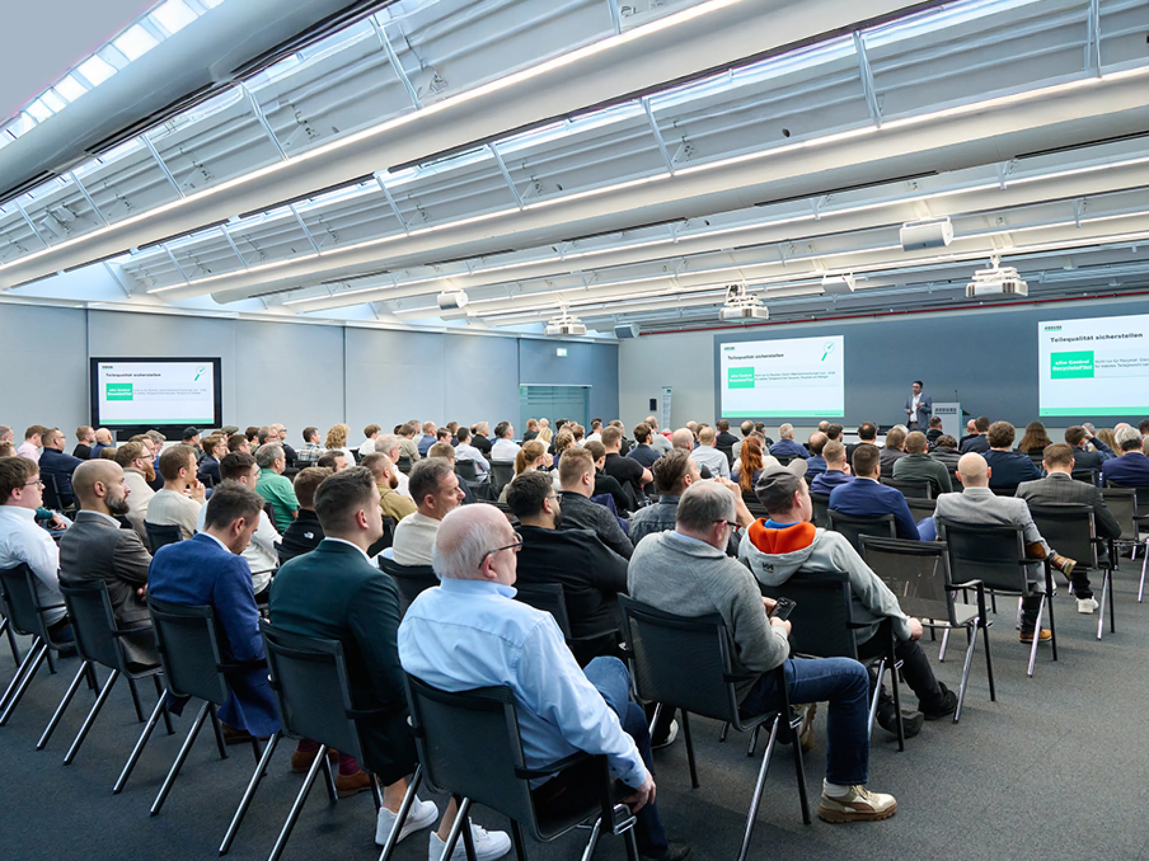 Die Expertenvorträge im Rahmen des Smart Factory Day und des „ALS“-Anwendertreffens boten spannende Einblicke in die digitale Arburg-Welt: Lukas Krüger, Technischer Vertrieb, erläuterte, wie die digitalen Assistenten der Arburg-Steuerung die Effizienz in Unternehmen steigern können