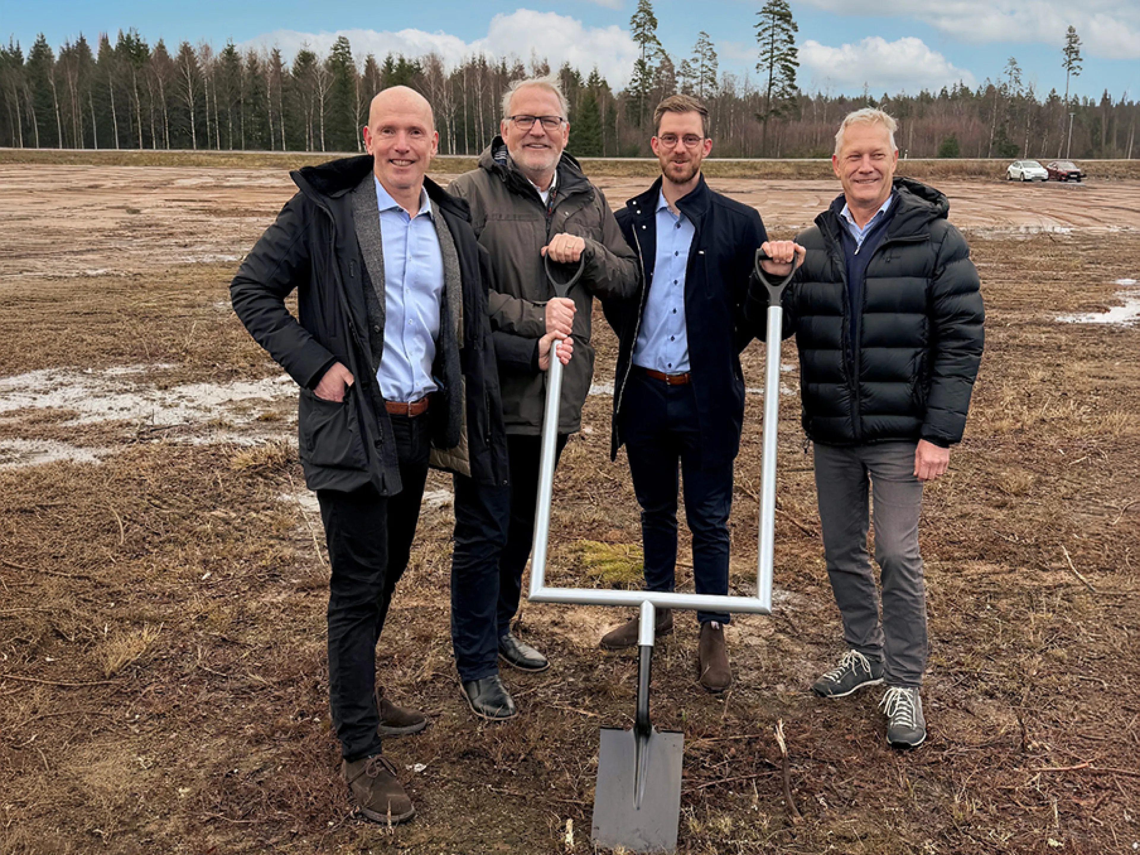 Spatenstich von K. D. Feddersen in Värnamo (von links): Bengt Rimark, Torbjörn Egerhag, Simon Vestlund und Dan Hagström freuen sich auf das neue Kompetenzzentrum in Bredasten.