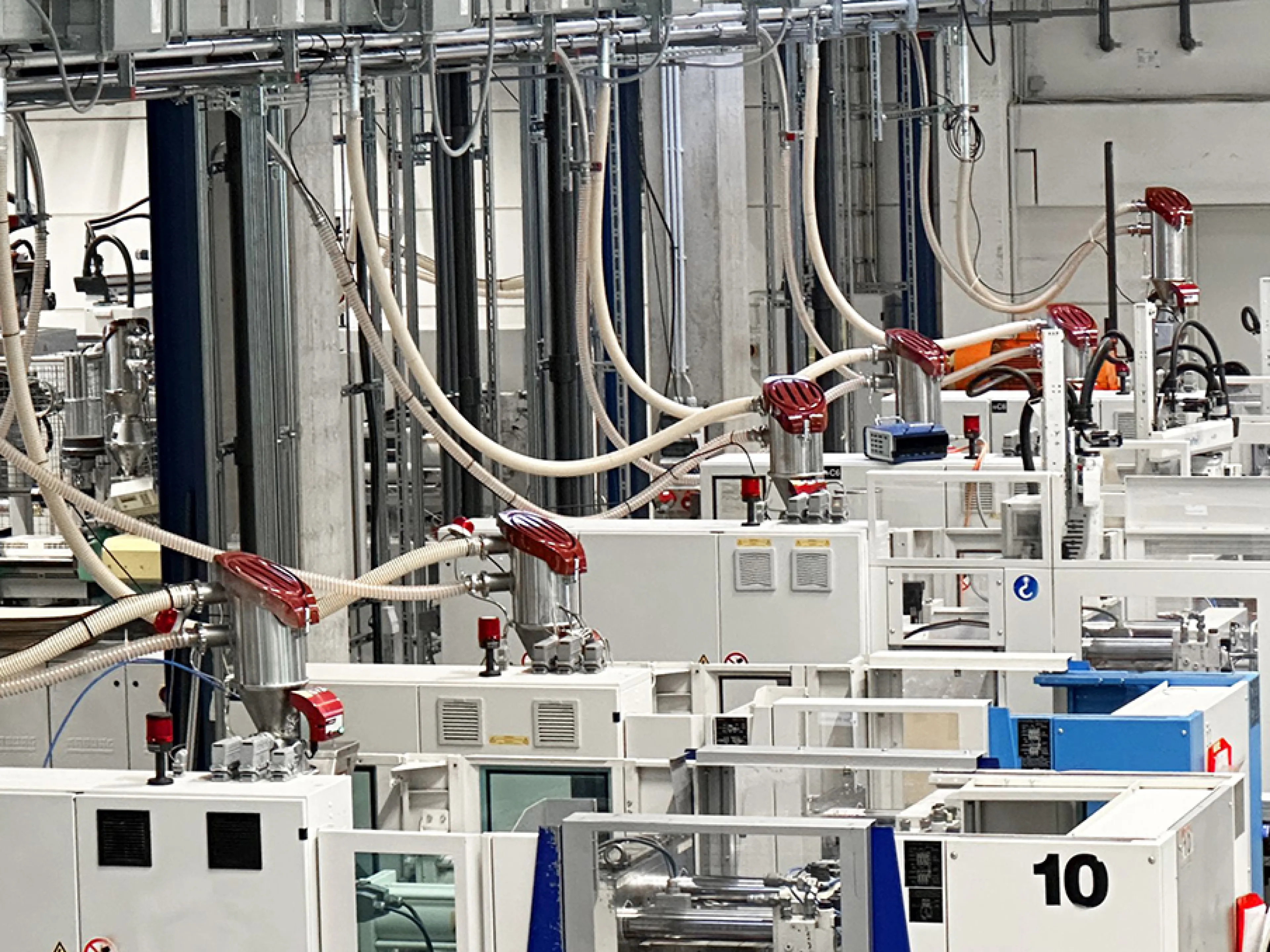 Das Granulat wird bei Elasto im geschlossenen System transportiert. Zudem finden Feedmax Clean Fördergeräte von Wittmann Einsatz. Somit wird zuverlässig eine Staubentwicklungen verhindert