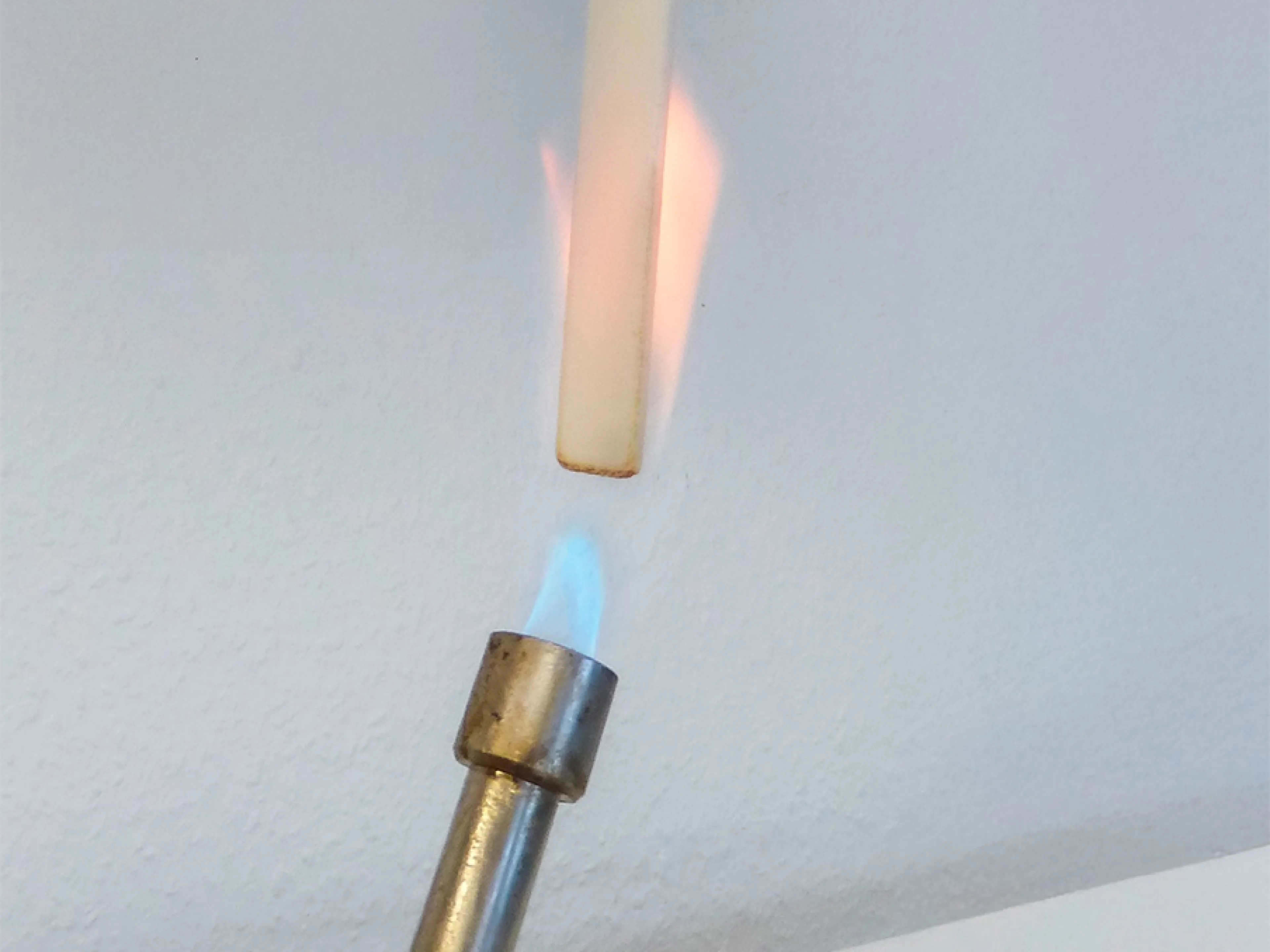 Brennbarkeitstest: biobasierte Hochleistungskunststoffe für die Elektroindustrie