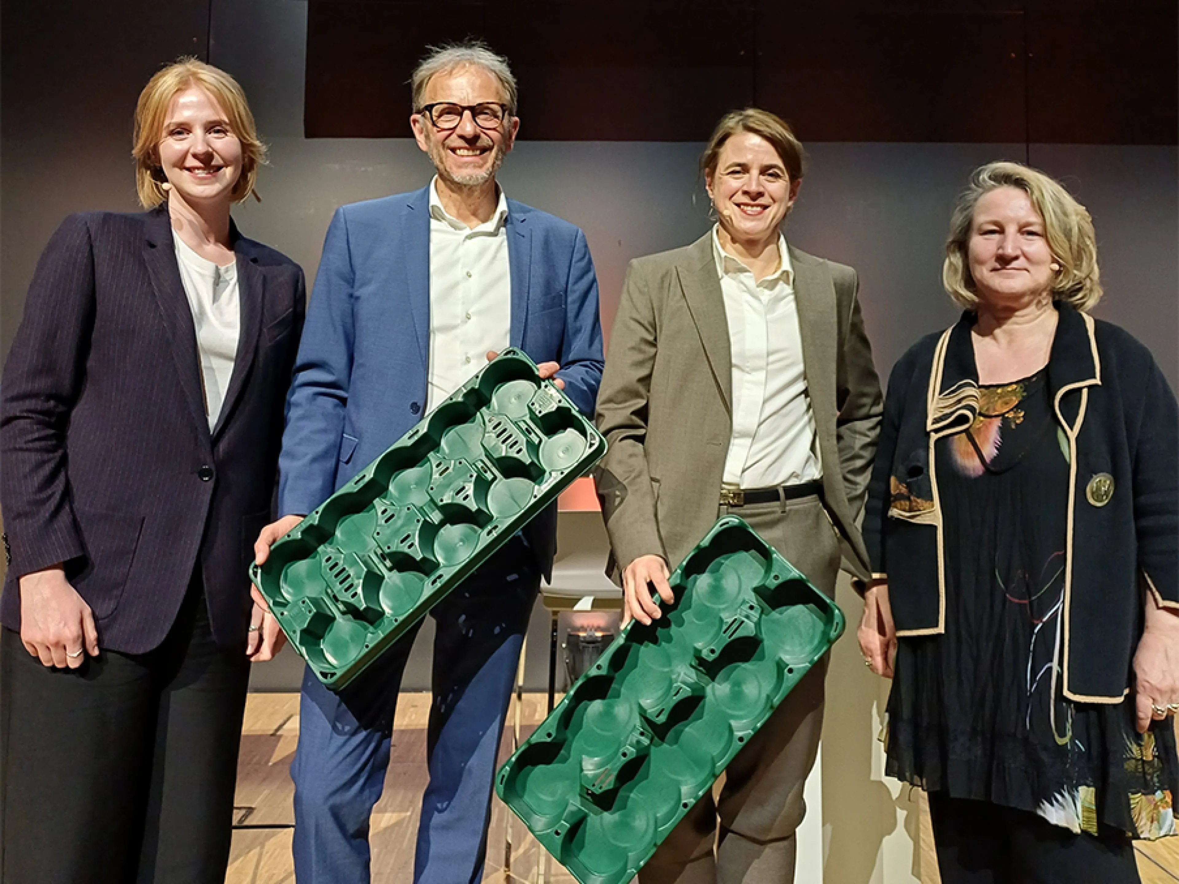 v.l.n.r.: Diskussionsteilnehmer des Expert Forums zur PPWR: Kate O’Brien, Dirk Bansemer, Britta Wyss Bisang, Dr. Ines Oehme