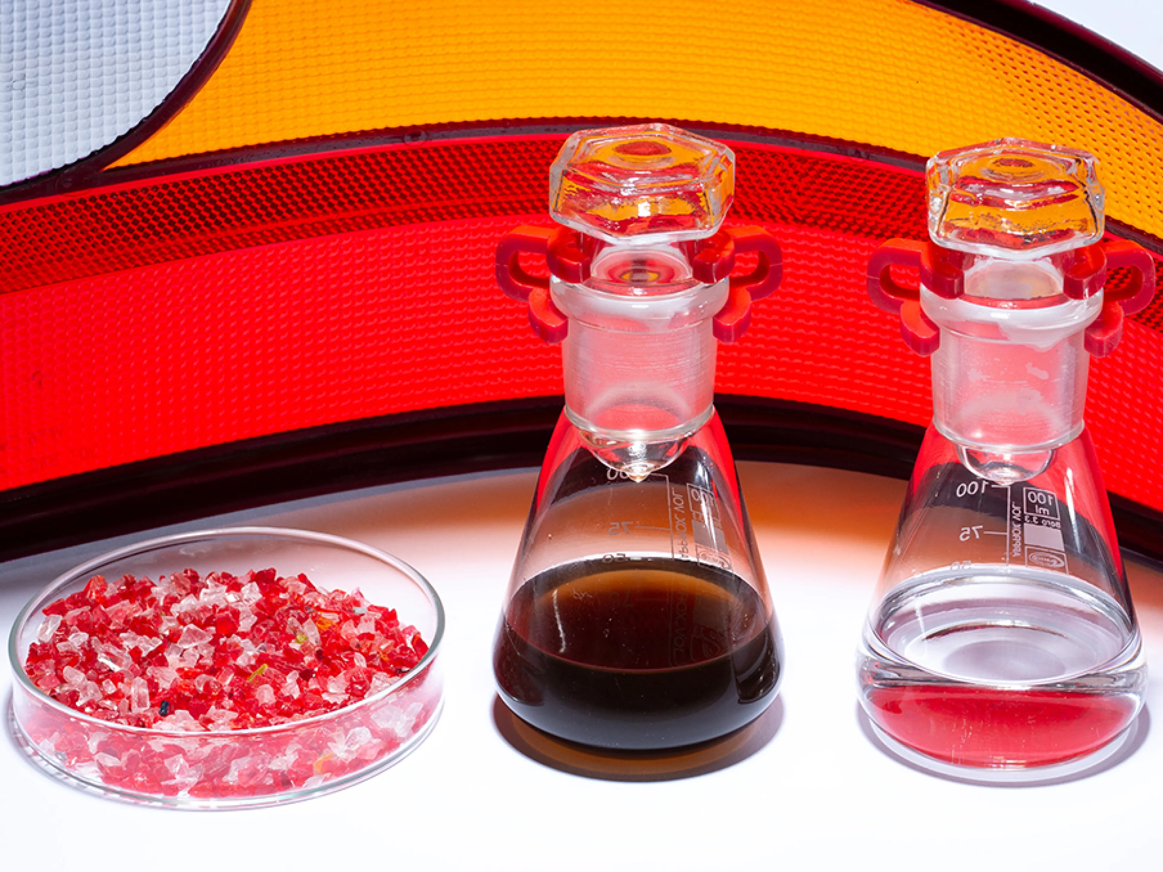 Chemisches Recycling - Test mit realen Post-Consumer Abfällen: Im Pilotmaßstab wurden alte Auto-Rückleuchten aus PMMA bei Myremono depolymerisiert und am Standort Worms von Röhm zu MMA in Neuwarequalität aufgearbeitet