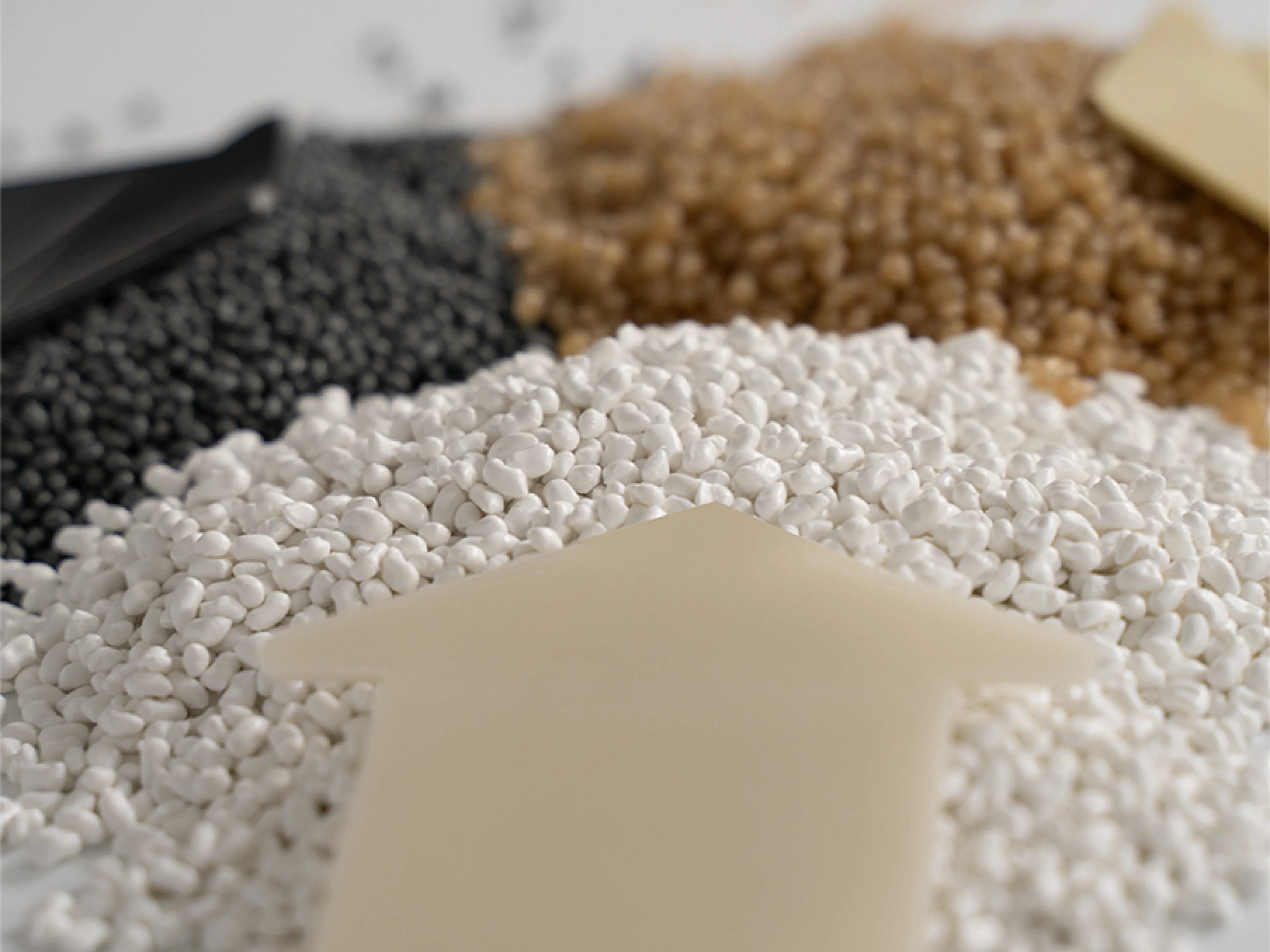 Biobasierte Compounds stellen andere Anforderungen an Additive und Verarbeitungsparameter als fossile Rohstoffe. Richtig ausgewählt und verarbeitet sind sie eine Materialalternative mit dem Potenzial, regulatorische Anforderungen zu erfüllen und neue Märkte zu erschließen