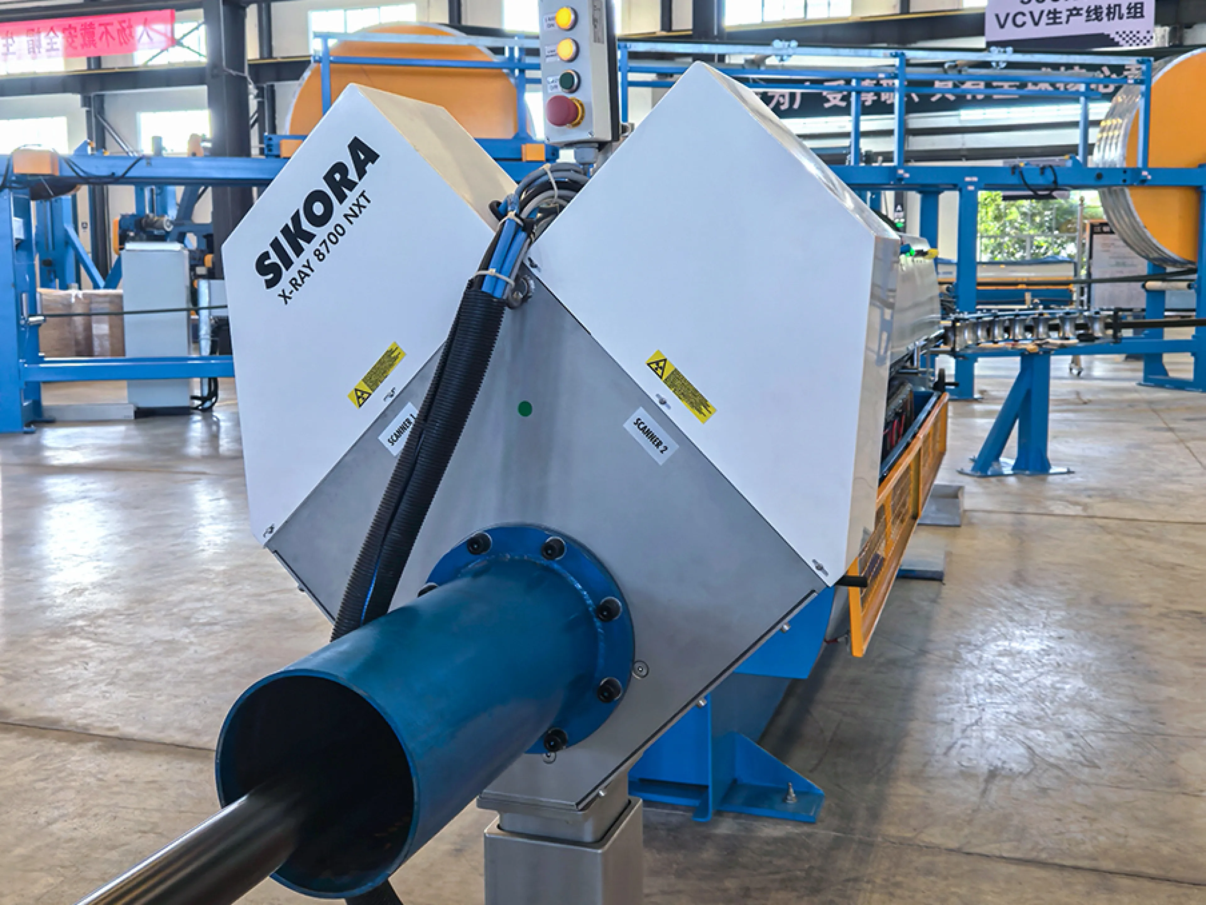 Kabelproduktion: Das am kalten Ende der Produktionslinie installierte „X-RAY 8700 NXT“ misst die Exzentrizität sowie die Wandstärke der äußeren Abschirmung, der Isolierschicht und der inneren Abschirmung des abgekühlten Kabels