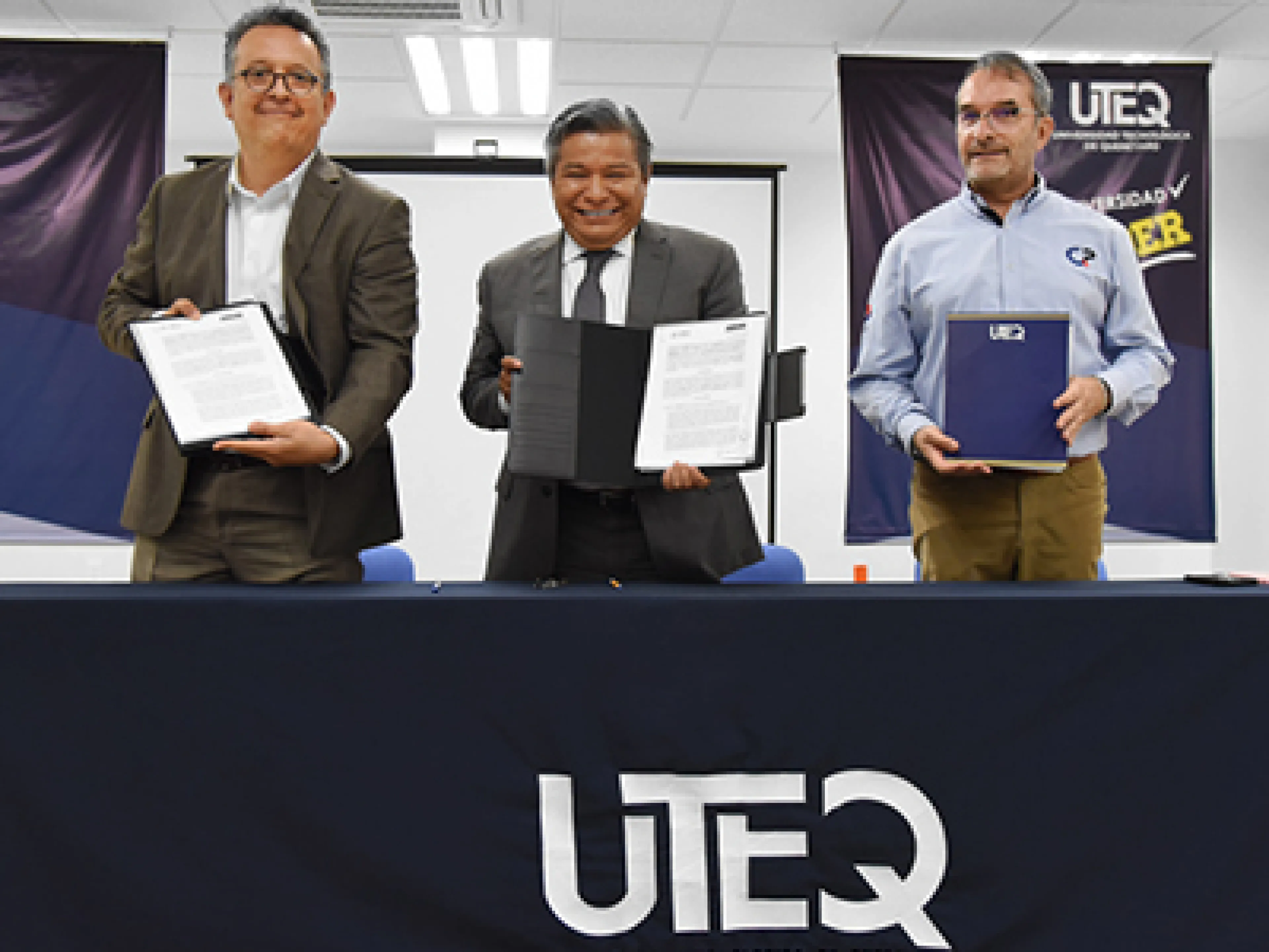 Arburg Mexiko und die Technische Universität des Bundesstaates Quéretaro erneuerten den Kooperationsvertrag