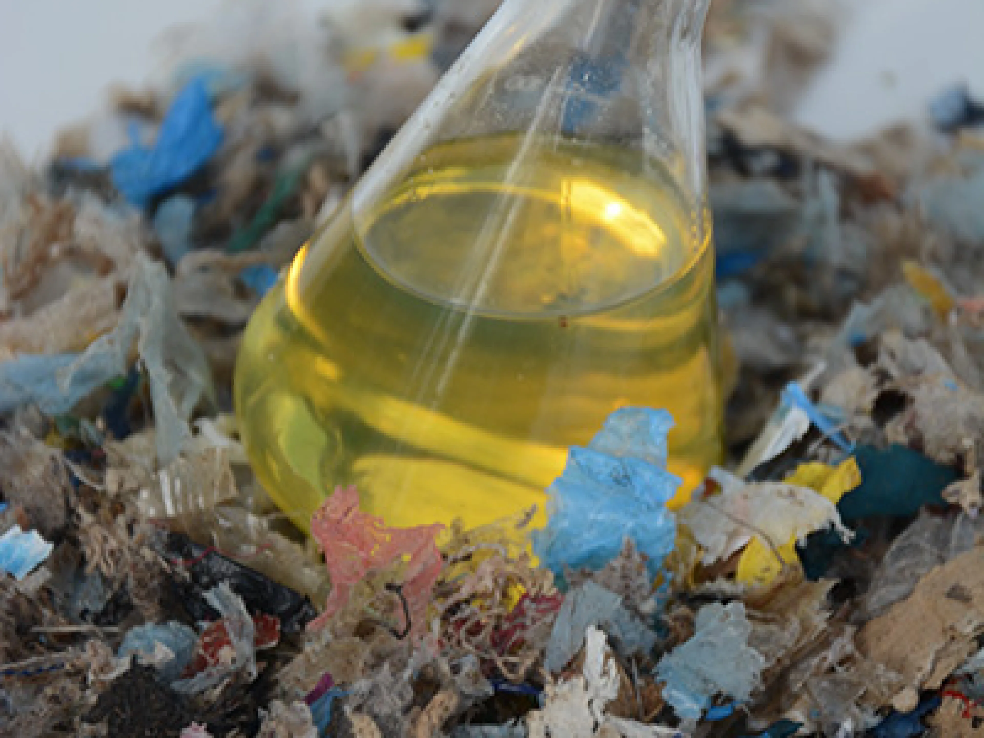Durch chemisches Recycling von Kunststoffabfällen wird Sekundär-Rohstoff gewonnen