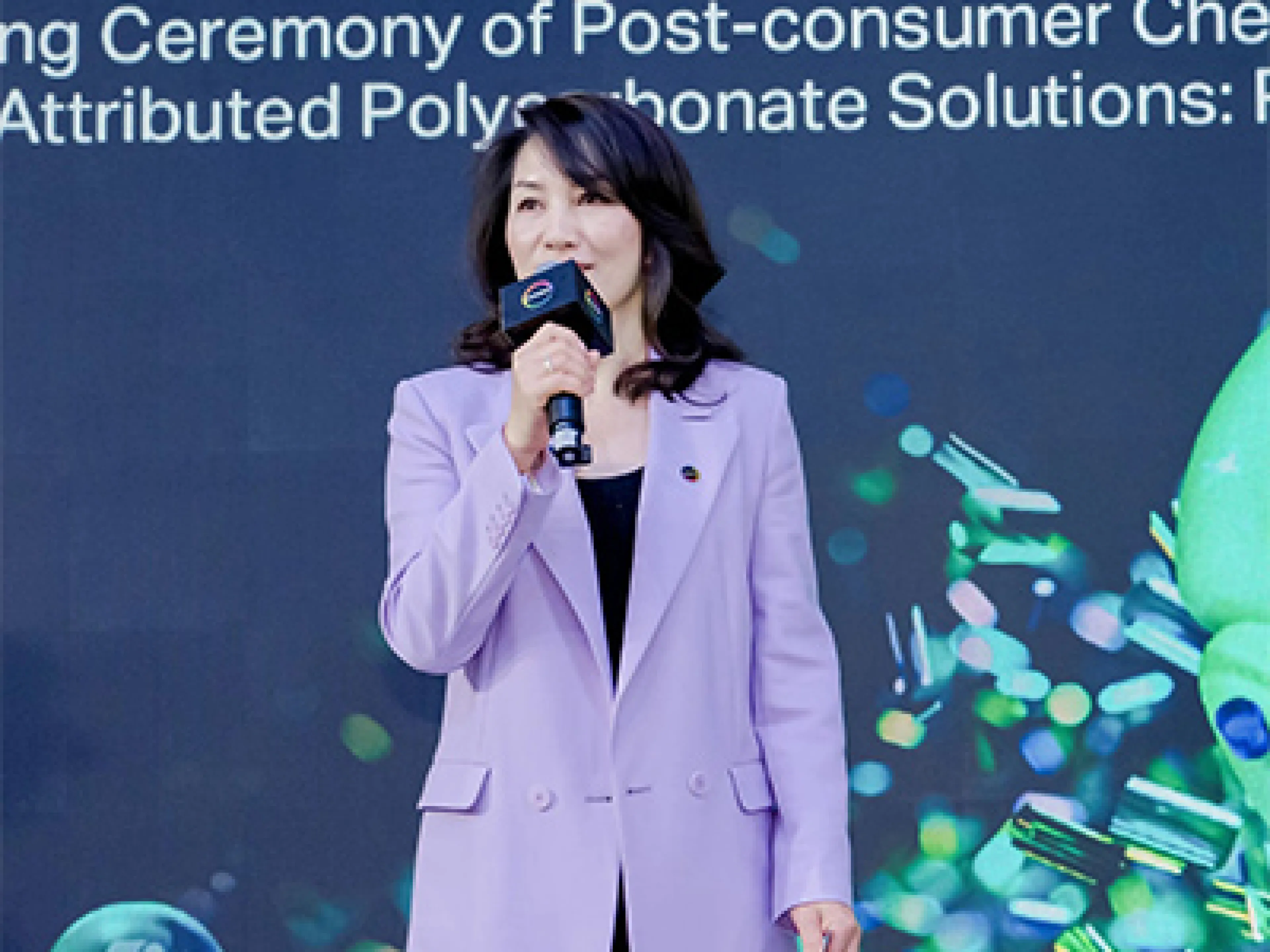 Lily Wang, globale Leiterin Engineering Plastics, stellt die neue Reihe chemisch recycelter und massenbilanzierter Polycarbonate vor