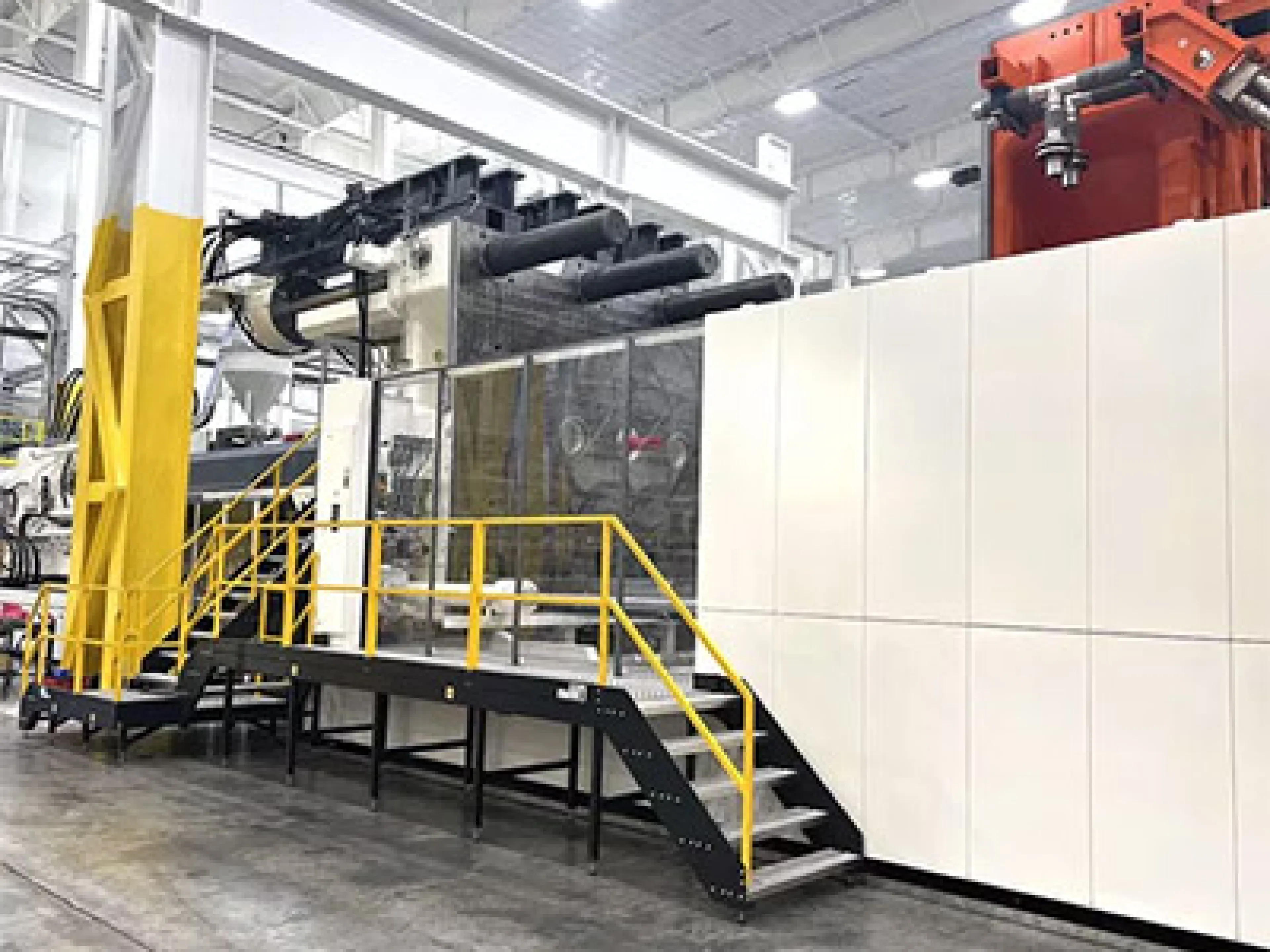 Ein Blick auf den Werkzeugraum verdeutlicht die Größe der Maschine. Insgesamt bringt sie es auf eine Länge von 29,3 Metern.