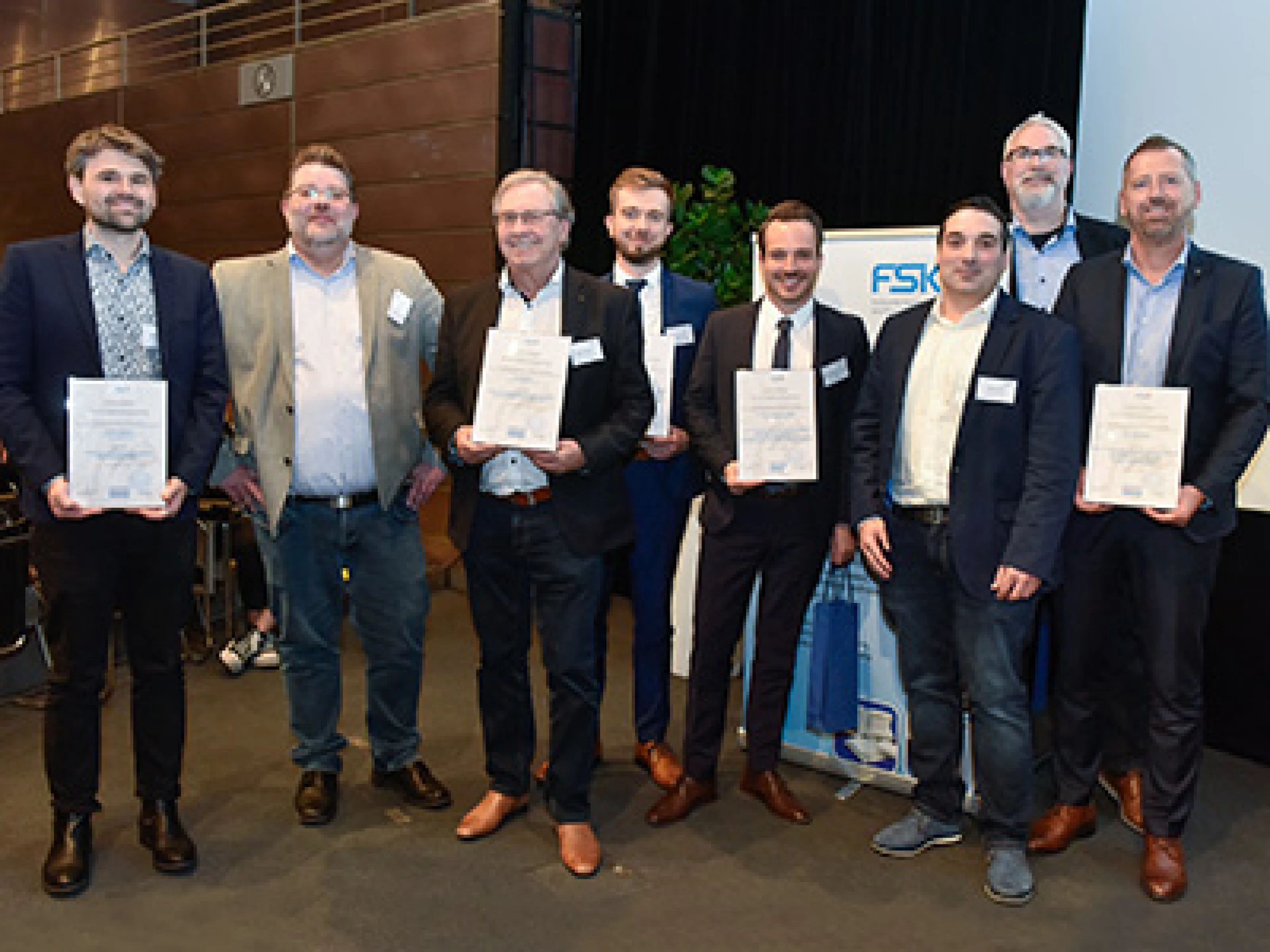 Preisträger des FSK-Innovationspreises Schaumkunststoffe und Polyurethane 2023 (v.l.n.r.): Adam Pajonk, Sven Müller (Moderator), Martin Dietrich, Eduard Kremer, Dr. Ing. Tobias Schaible, Stefan Raffel, Mario Kröger, Eric Sprenger