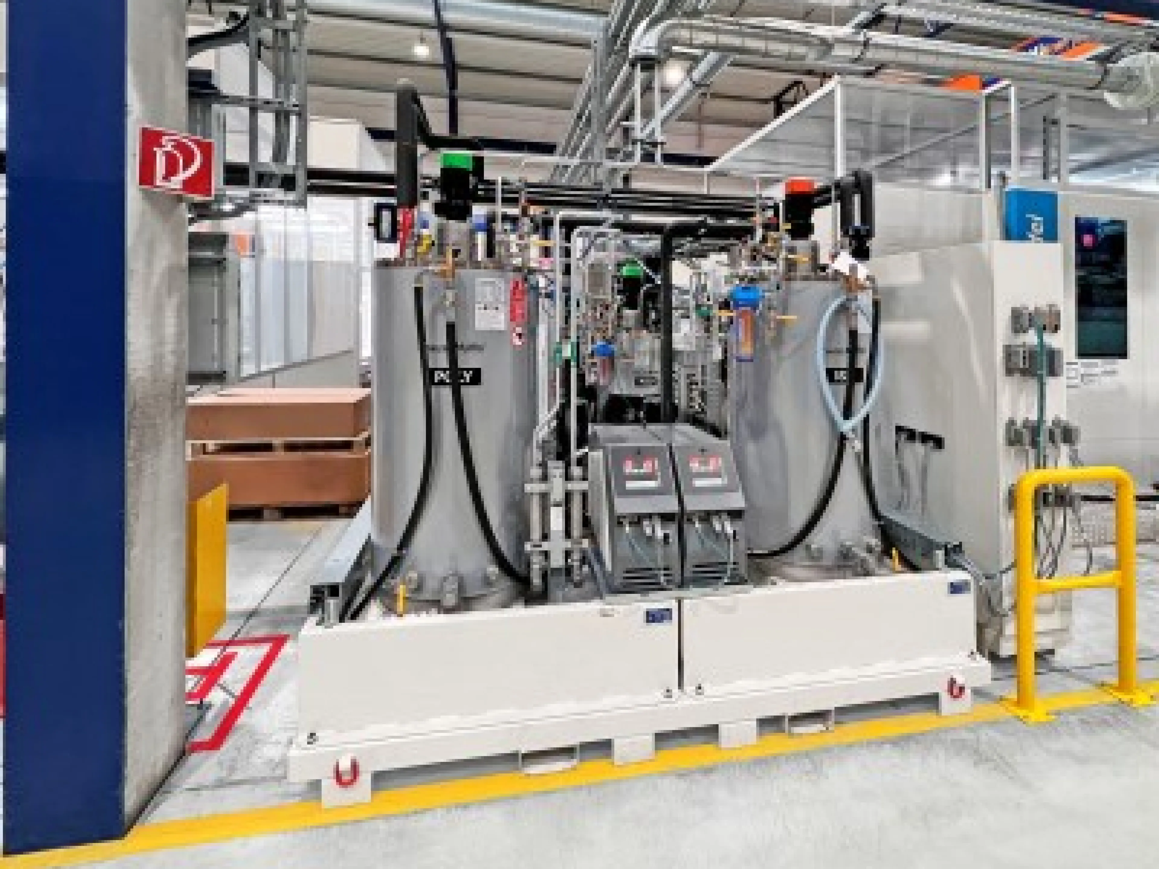 Von Krauss-Maffei stammt sowohl die Spritzgießmaschine MXW 1000 als auch die Rimstar Flex Misch- und Dosiermaschine samt Mischköpfen für die effiziente Fertigung von Bauteilen mit Polyurethanoberfläche