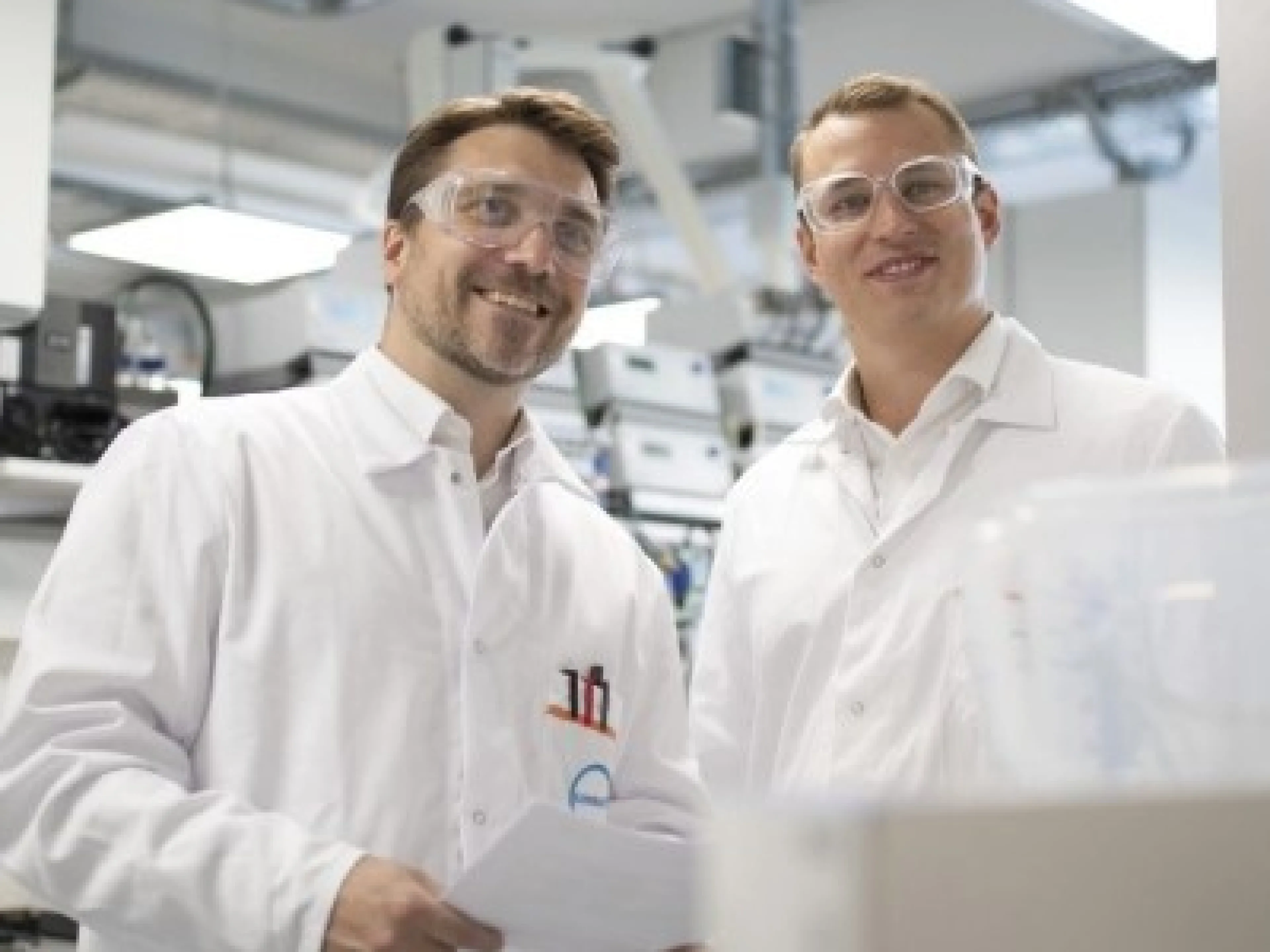 Dr. Gernot Jäger (links) leitet das seit vier Jahren eingerichtete Kompetenzzentrum für Biotechnologie bei Covestro. Die neue vom Bundesforschungsministerium geförderte Nachwuchsgruppe für Enzymkatalyse leitet Dr. Lukas Reisky