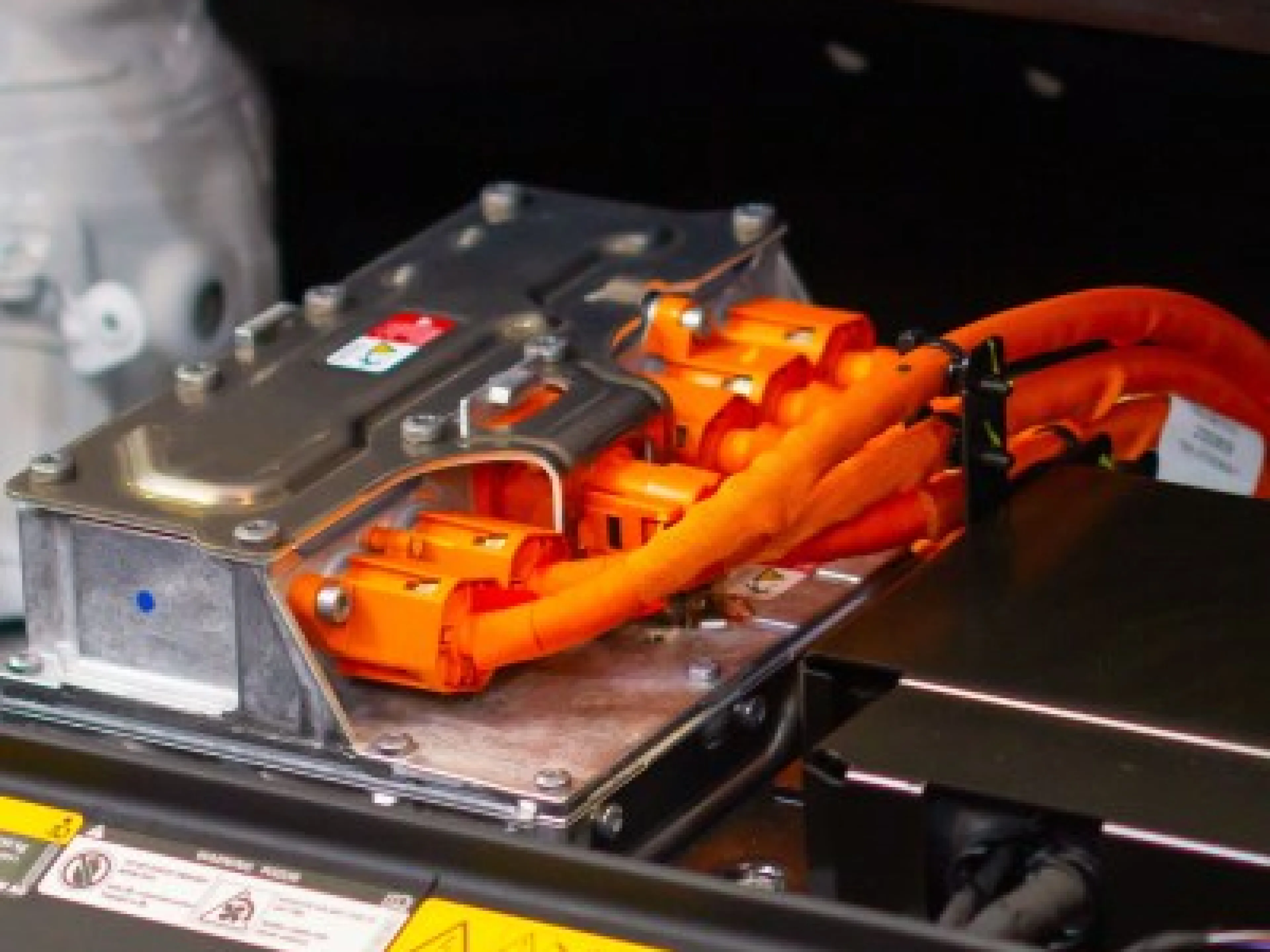 Neu bei Tosaf sind auf die E-Mobilität ausgerichtete Orange-Farbmasterbatche für PA, PP und PBT