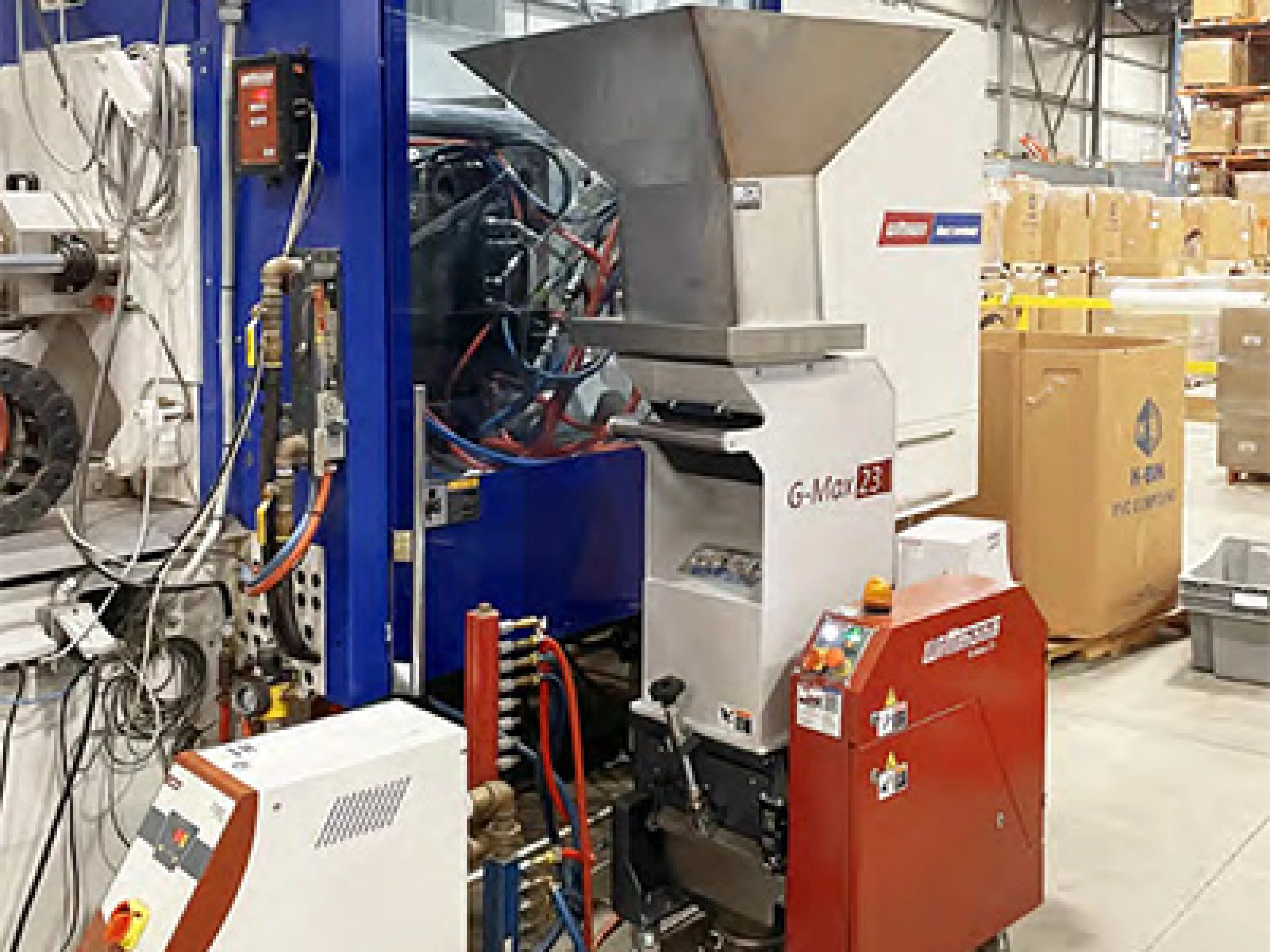 Temperiergerät und Mühle neben einer Spritzgießmaschine in der Produktion von Keeney