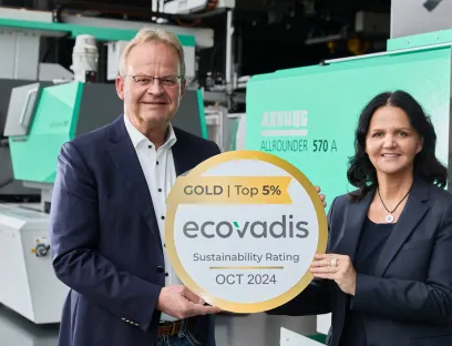 Die geschäftsführenden Gesellschafter Michael und Juliane Hehl freuen sich über die Ecovadis-Auszeichnung in Gold, Bild: Arburg Die geschäftsführenden Arburg-Gesellschafter Michael und Juliane Hehl freuen sich über die Ecovadis-Auszeichnung in Gold