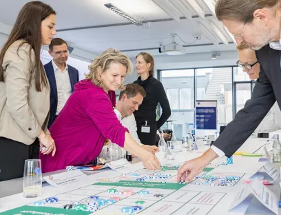 Abstimmungsprozess während des Planspiels zum Thema nachhaltige Verpackungswirtschaft, Bild: Forum Rezyklat/Atelier Ralf Bauer Kreislaufwirtschaft: Abstimmungsprozess während des Planspiels zum Thema nachhaltige Verpackungswirtschaft