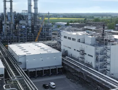Neue Produktionsanlage für Hybridpolymere: In Nünchritz hat Wacker mit der Herstellung von Hybridpolymeren begonnen, die als Bindemittel für die Herstellung hochwertiger Kleb- und Dichtstoffe dienen