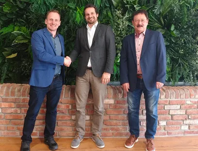 v.l.n.r.: Daniel Römhild, WIS Entwicklungsleiter & Prokurist, Dr. Edgar Scheunert, BOS Director Management Office und Siegmar Römhild WIS Firmeninhaber & Geschäftsführer, freuen sich über den erfolgreichen Abschluss der Standortübernahme, Bild: WIS Kunststoffe v.l.n.r.: Daniel Römhild, WIS Entwicklungsleiter & Prokurist, Dr. Edgar Scheunert, BOS Director Management Office und Siegmar Römhild WIS Firmeninhaber & Geschäftsführer, freuen sich über den erfolgreichen Abschluss der Standortübernahme