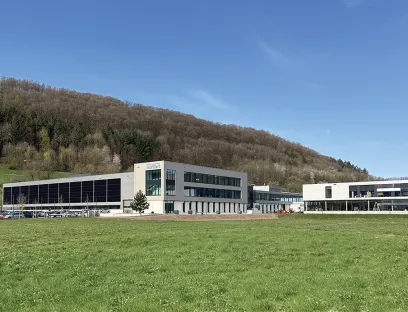Im neuen Kompetenzzentrum Kunststofftechnik sind Werkstoffanalyselabor, Werkzeugkonstruktion und -bau, Kunststofffertigung sowie ein Technikum in einem Gebäude vereint, Bild: Bürkert Im neuen Kompetenzzentrum Kunststofftechnik von Bürkert sind Werkstoffanalyselabor, Werkzeugkonstruktion und -bau, Kunststofffertigung sowie ein Technikum in einem Gebäude vereint