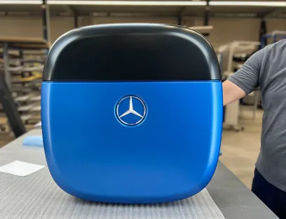 In Zweifarben-Optik: Die smarte Stauraumbox der vollelektrischen Mercedes "G-Klasse" verstaut das Ladekabel sicher und ist dank integrierter Elektronik regendicht und klimabeständig, Bild: Osbra Osbra produziert die smarte Stauraumbox der vollelektrischen Mercedes G-Klasse in Zweifarben-Optik.
