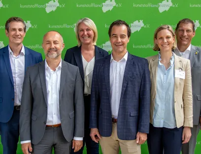 Der aktuelle Vorstand und Geschäftsführung Kunststoffland NRW: v.l.n.r.: Dr. Patrick Glöckner (Evonik), Dr. Jörg Ulrich Zilles (Quarzwerke), Frauke Hoffmann (Hoffmann + Voss), Prof. Dr. Ing. Reinhard Schiffers (Universität Duisburg-Essen), Tanja Gutsmann (Covestro), Dr. Ron Brinitzer (Kunststoffland NRW). Nicht abgebildet: Dr. Thomas Brackemeyer (Envalior), Alexandre Dangis (Green Dot Consulting), Ines Oud (Simcon kunststofftechnische Software), Peter Barlog (Barlog Plastics), Bild: Intertek Der aktuelle Vorstand und Geschäftsführung Kunststoffland NRW: v.l.n.r.: Dr. Patrick Glöckner (Evonik), Dr. Jörg Ulrich Zilles (Quarzwerke), Frauke Hoffmann (Hoffmann + Voss), Prof. Dr. Ing. Reinhard Schiffers (Universität Duisburg-Essen), Tanja Gutsmann (Covestro), Dr. Ron Brinitzer (Kunststoffland NRW)