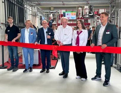 Dr. Werner Wittmann, Inhaber und Geschäftsführer Wittmann Gruppe, (Mitte r.) eröffnet gemeinsam mit Andreas Schramm, Geschäftsführer von Wittmann Battenfeld Deutschland, (Mitte l.), Alexander Paech, Vertriebsleiter Automation und Peripherie, (r.), Andreas Hollweg, Vertriebsleiter Spritzgießtechnik, (2.v.l.) sowie Nachwuchskräften das neue Kundentechnikum Nürnberg.