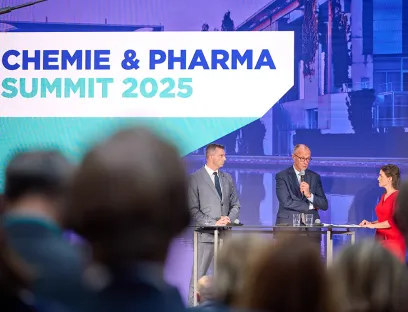v.l.n.r.: VCI-Präsident Markus Steilemann, Bundeskanzler Friedrich Merz und Moderatorin Isabelle Körner auf dem VCI Chemie & Pharma Summit am 24. und 25. September 2025 in Berlin