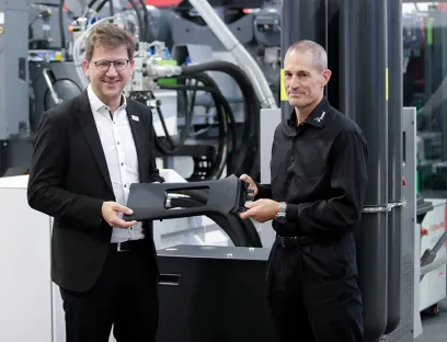 Johannes Kilian, Leiter der globalen Anwendungstechnik bei Engel und Levi Kishbaugh, President/CEO Trexel, auf der K-Messe