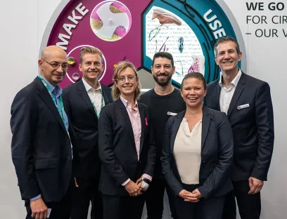 Gianluca Merola (Schneider Electric), Hendrik Rasch (Evonik), Delphine Largeteau (Schneider Electric), Alper Aksit (Evonik), Jessica Bethune (Schneider Electric) und Patrick Glöckner (Evonik) auf der K 2025, Bild: Evonik Gianluca Merola (Schneider Electric), Hendrik Rasch (Evonik), Delphine Largeteau (Schneider Electric), Alper Aksit (Evonik), Jessica Bethune (Schneider Electric) und Patrick Glöckner (Evonik) auf der K 2025.
