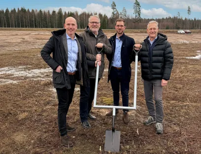 Spatenstich von K. D. Feddersen in Värnamo (von links): Bengt Rimark, Torbjörn Egerhag, Simon Vestlund und Dan Hagström freuen sich auf das neue Kompetenzzentrum in Bredasten.