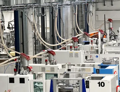 Das Granulat wird bei Elasto im geschlossenen System transportiert. Zudem finden Feedmax Clean Fördergeräte von Wittmann Einsatz. Somit wird zuverlässig eine Staubentwicklungen verhindert