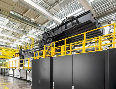 Als größte Spritzgießmaschine der Welt ermöglicht die „ENGEL duo 12000 US“ die wirtschaftliche Herstellung großformatiger Spritzgießbauteile in bisher unerreichten Dimensionen und schafft damit die Grundlage für neue Produktkonzepte mit reduziertem Montageaufwand und verbesserter CO2-Bilanz