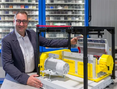 Zerkleinerungsmaschinen: Mark Hellweg am Modell der weiterentwickelten Nassschneidmühle