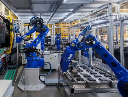 Automatisierung in der 2K-Spritzgießzelle: Während ein „Yaskawa GP25“ die Zwischenablage vor der Spritzgießmaschine bestückt, übernimmt der größere „GP50“ deren Be- und Entladung