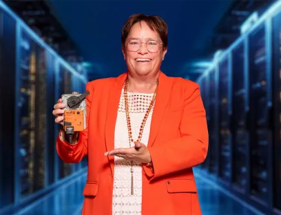 EMS Chemie-CEO Magdalena Martullo präsentiert eine Flüssigkühlsteuerung für Datencenter aus EMS-Spezialkunststoff