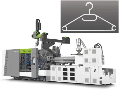 Live-Produktion auf der Fakuma: DieSpritzgießmaschine fertigt am Messestand mit einem 4+4-fach-Familienwerkzeug gleichzeitig Bügelkörper und Haken. Mit einer Zykluszeit von 40 Sekunden werden rund 360 Kleiderbügel pro Stunde produziert