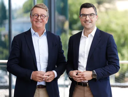 Der Beginn einer starken Partnerschaft: Korbinian Kiesl (li.), Präsident und CEO von Billion, und Stefan Engleder (re.), CEO der Engel Gruppe, freuen sich auf die gemeinsame Zukunft