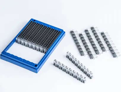 Zweikomponenten-Spritzguss: Das Reaktionsgefäß beinhaltet 384 Töpfchen, in die entsprechend viele Metallpins eingesetzt werden
