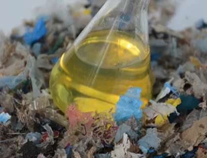 Durch chemisches Recycling von Kunststoffabfällen wird ein Sekundär-Rohstoff gewonnen, der in vielen Eigenschaften Erdöl ähnelt, Bild: Südpack Durch chemisches Recycling von Kunststoffabfällen wird Sekundär-Rohstoff gewonnen