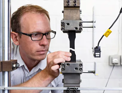 Nachhaltigkeitsexperte Dominik Spancken will industrielle Partner aus der Kunststoffbranche befähigen, Potenziale von Kunststoffrezyklaten besser bewerten zu können damit mehr technische Bauteile aus Rezyklaten eingesetzt werden, Bild: Fraunhofer LBF Nachhaltigkeitsexperte Dominik Spancken will industrielle Partner aus der Kunststoffbranche befähigen, Potenziale von Kunststoffrezyklaten besser bewerten zu können damit mehr technische Bauteile aus Rezyklaten eingesetzt werden